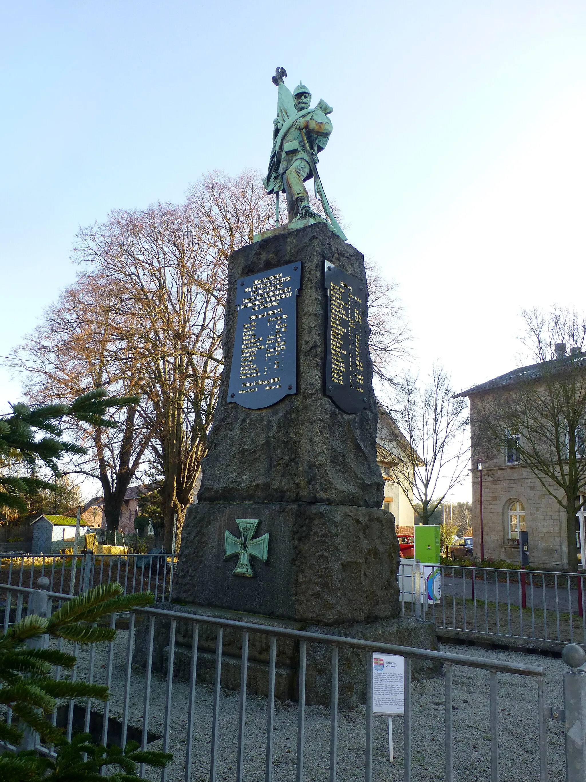 Photo showing: Kriegerdenkmal vor dem Bahnhof in Monsheim