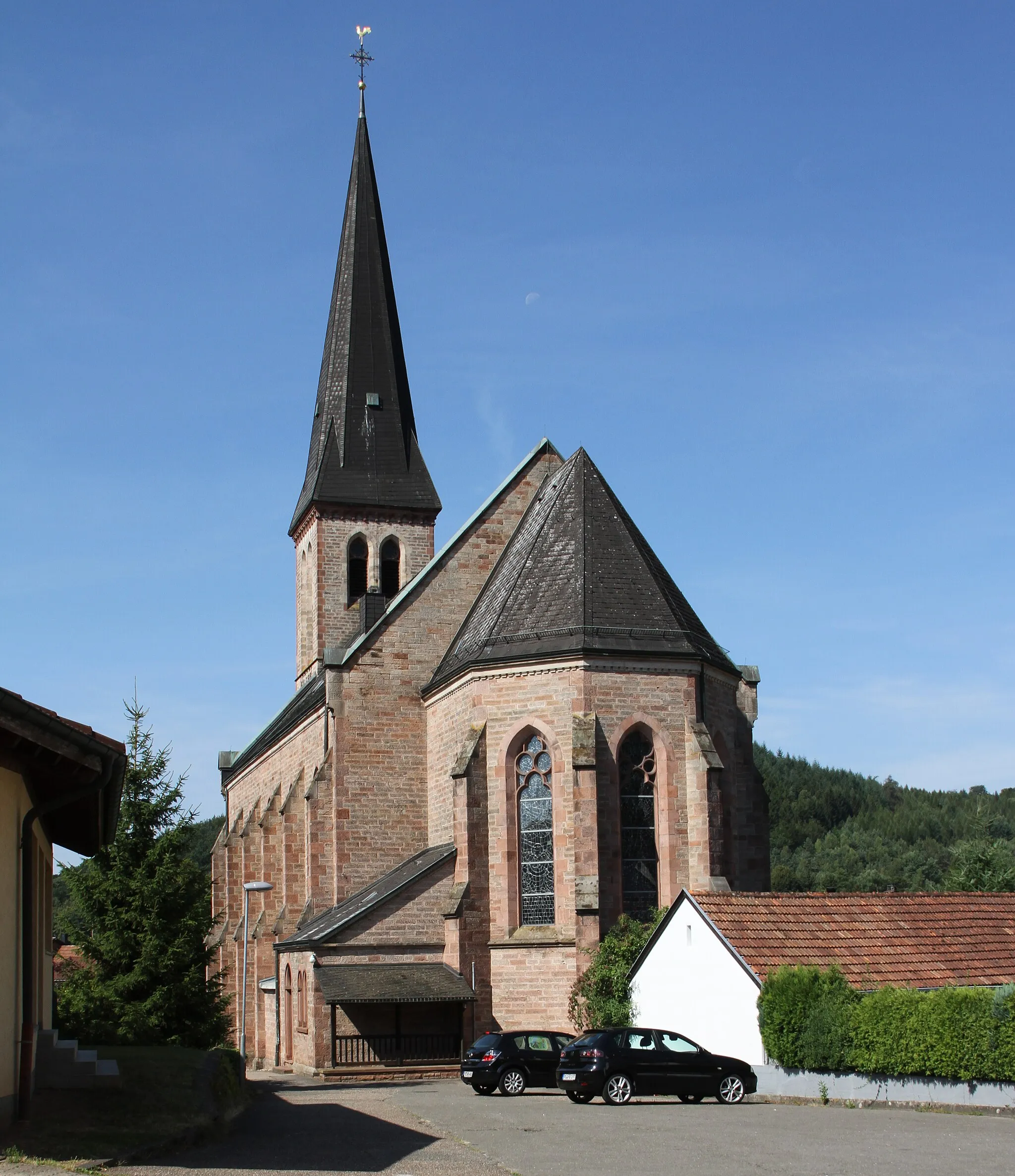 Photo showing: Münchweiler an der Rodalb, katholische Pfarrkirche St. Georg, Kirchgasse 3; neugotische Sandsteinhalle, 1893/94, Architekt Wilhelm Schulte I., Neustadt an der Weinstraße.