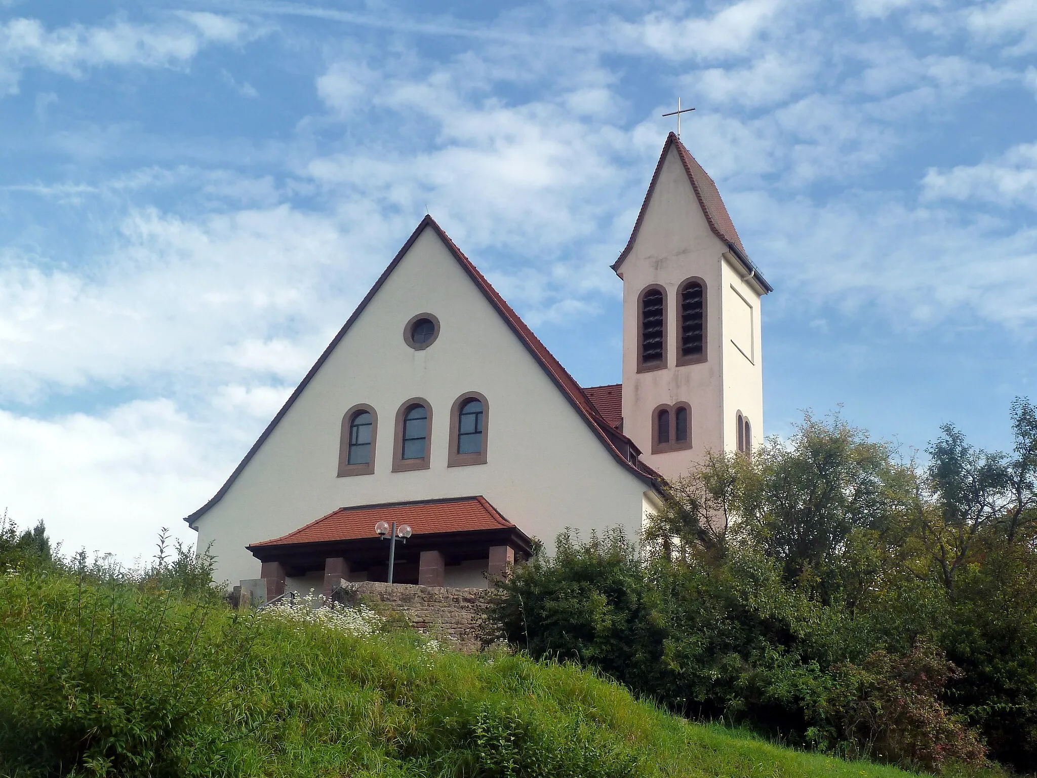 Photo showing: Der Turmunterbau der katholischen Pfarrkirche St. Georg zu Kirchmohr wurde vermutlich um 1200 erbaut
