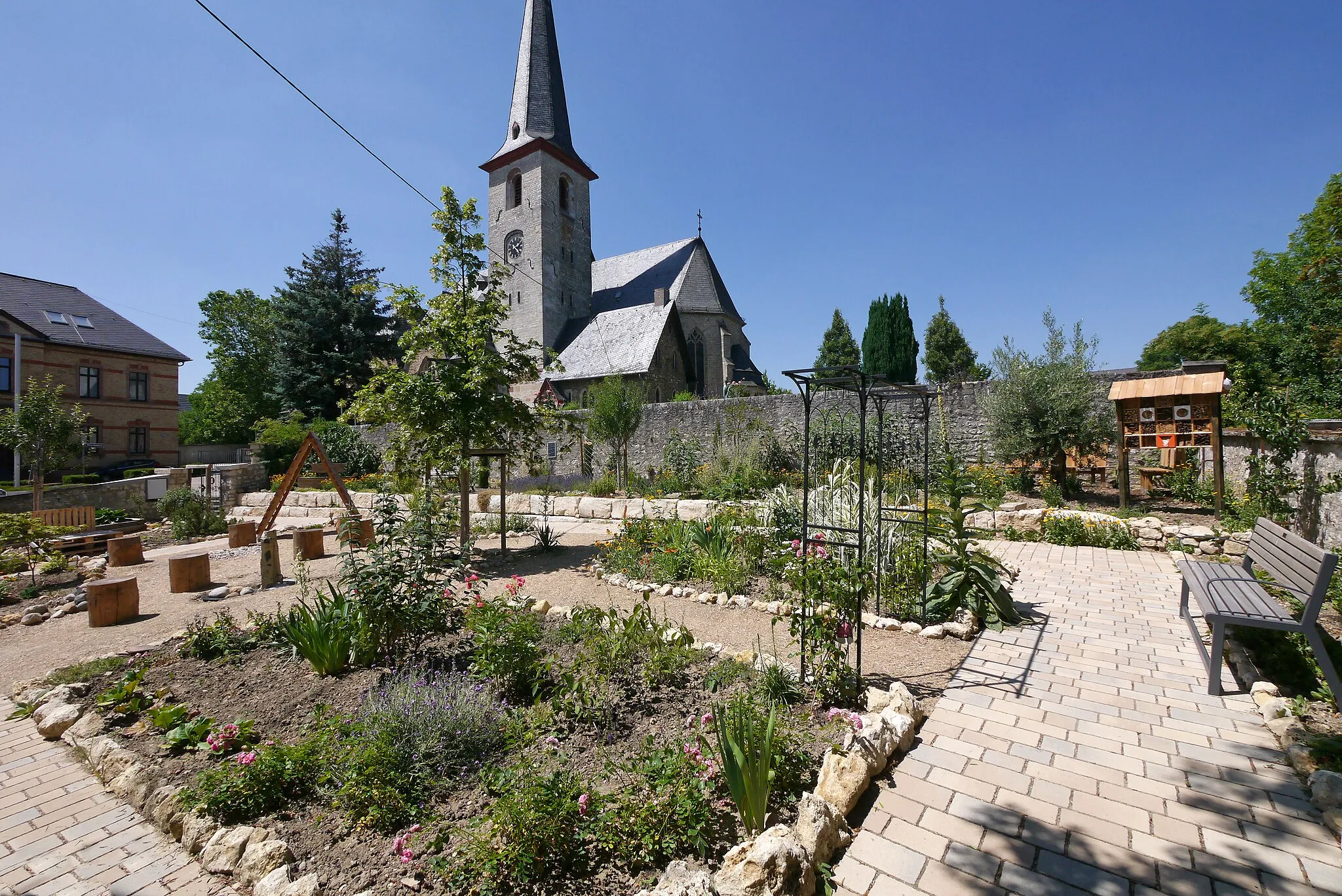 Photo showing: Bibelgarten im Zentrum von Ober-Olm, mit Blick auf die Kirche St. Martin,im Juni 2023