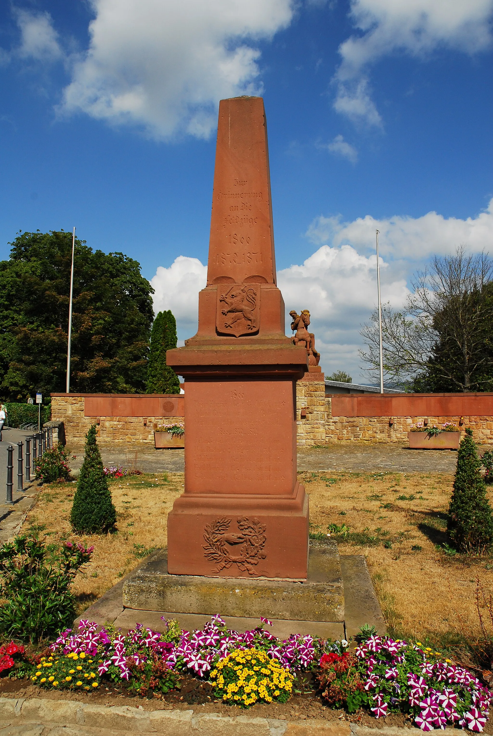 Photo showing: Kriegerdenkmal 1866 und 1870/71 in Ockenheim, Hindenburgplatz / Ecke Bahnhofstraße, reliefierter Obelisk, bezeichnet 1904