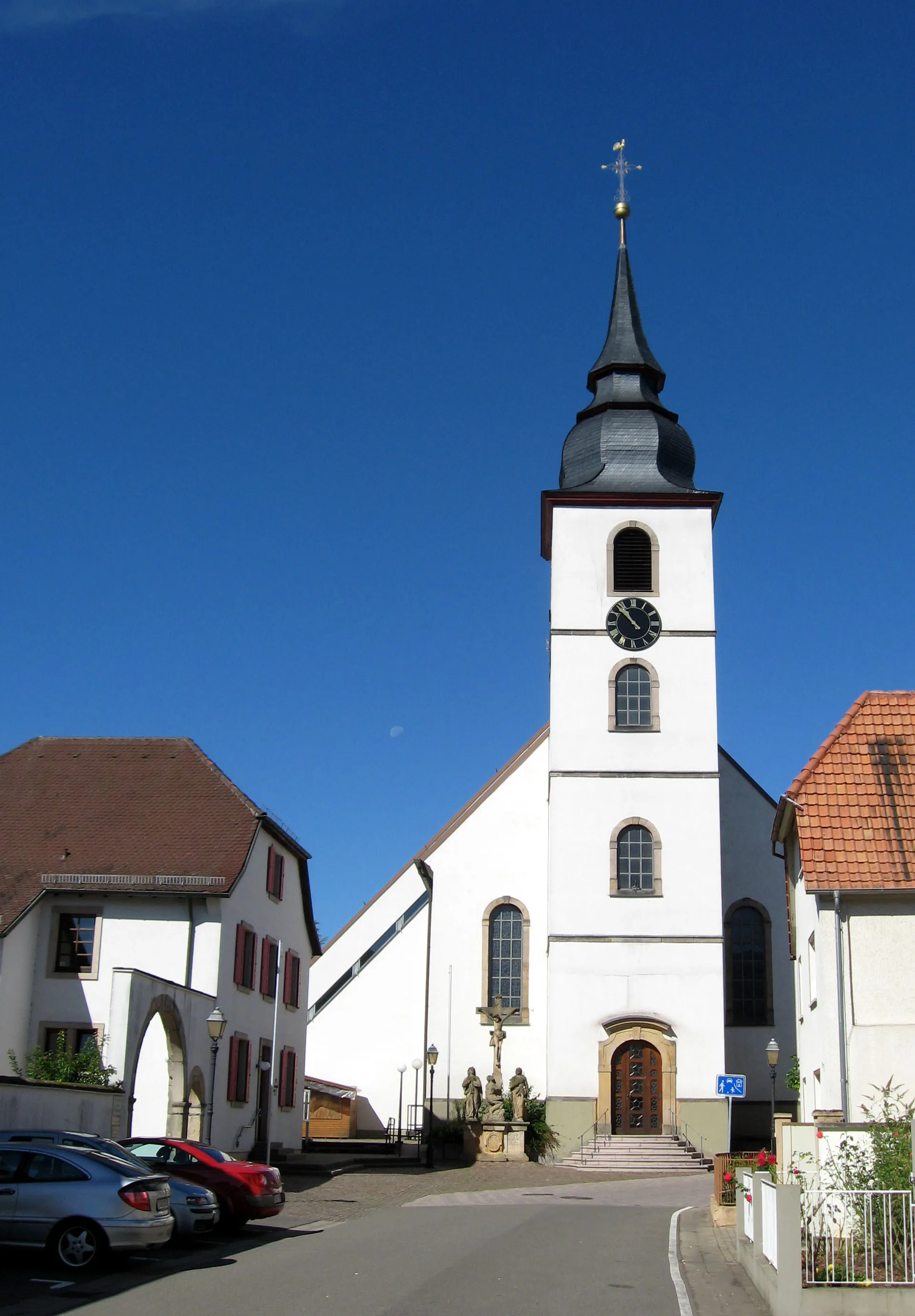 Photo showing: Blick von Osten auf die Katholische Pfarrkirche St. Josef in Offenbach; davor die Kreuzigungsgruppe von 1804; links im Bild der ehemalige katholische Pfarrhof