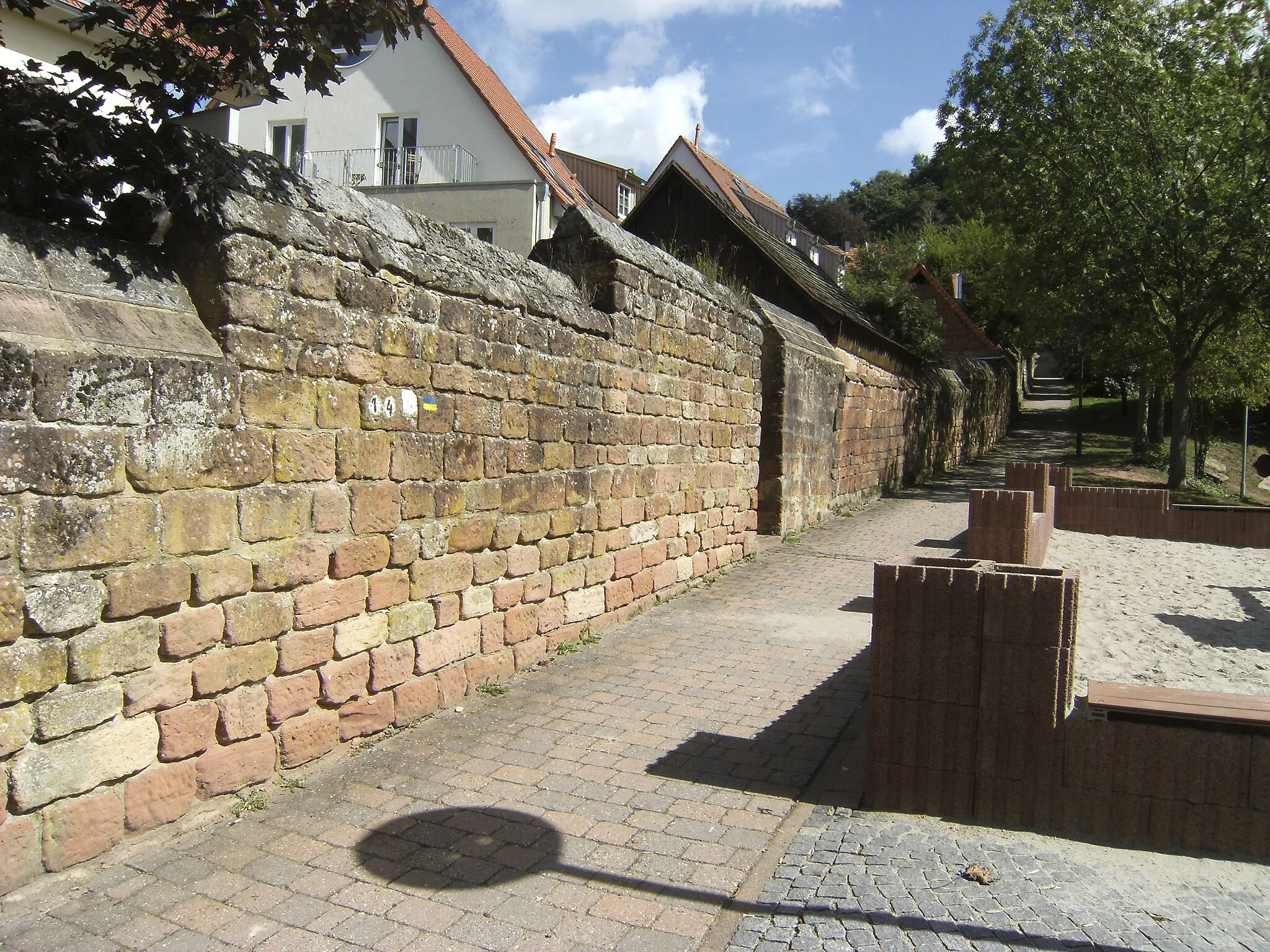 Photo showing: Stadtbefestigung: ehemalige Stadtmauer, aus der Klostermauer des 12. und 13. Jahrhunderts hervorgegangen, um 1580 erweitert