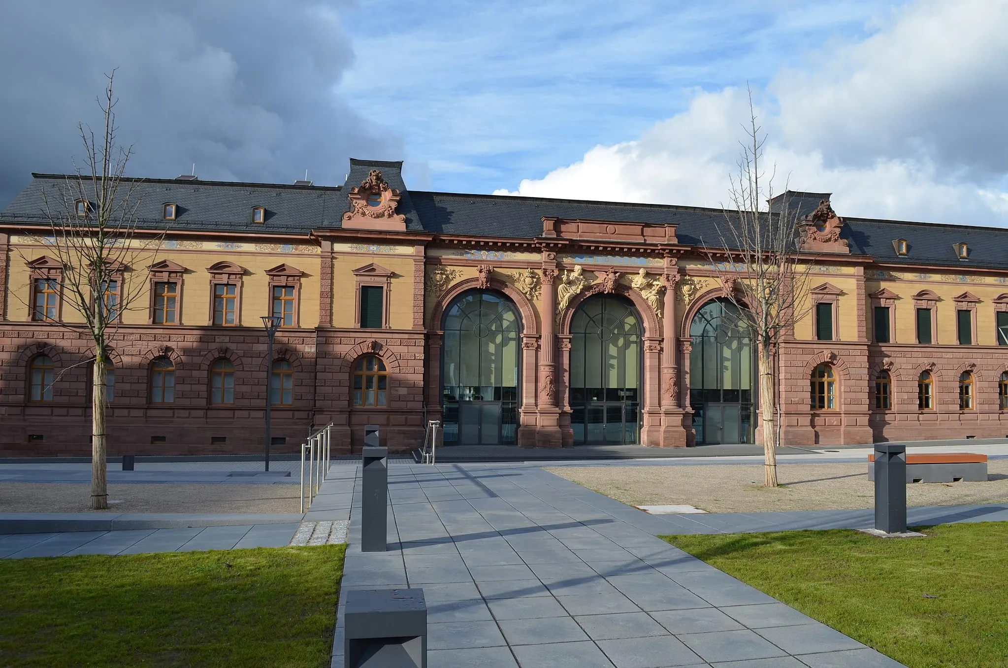 Photo showing: „Alte Post“ (ehemaliges königlich bayerisches Postamt) in Pirmasens, Poststraße 2; erbaut 1891–1893 als repräsentativer Neurenaissancebau; nach Umbau ab 2013 Nutzung als Forum Alte Post