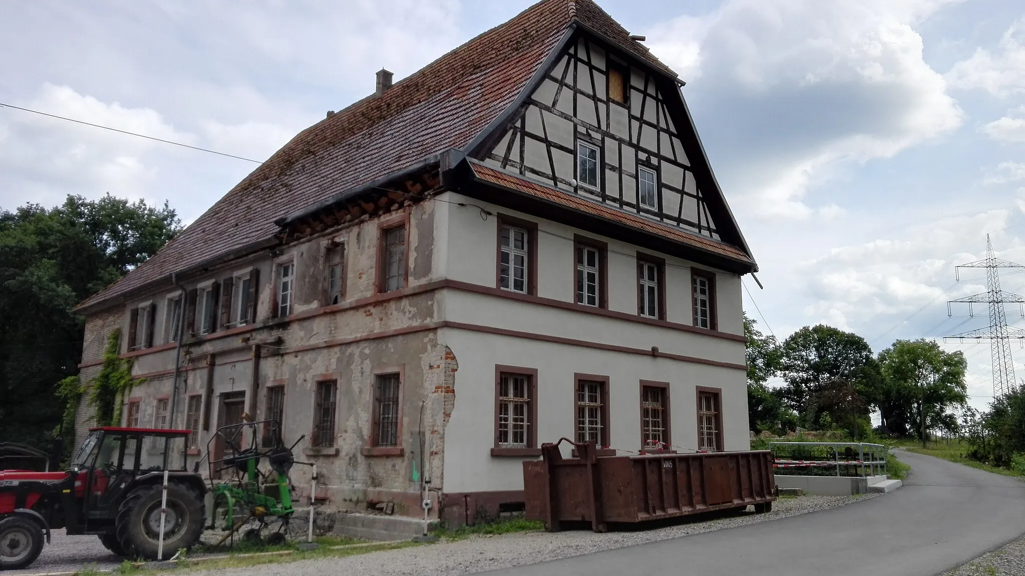 Photo showing: Der Name geht auf die abgegangene Siedlung Wanzenheim (auch: "Wanzheim" und andere Formen) zurück, die wie viele Dörfer in der Umgebung im Zuge der fränkischen Landnahme im 6. Jahrhundert gegründet wurde. Zentral war ein Hof, der zeitweise eine Grangie des Zisterzienserordens war. Spätestens 1430 wird auch eine Mühle erwähnt, die heute das letzte Zeugnis des Ortes ist, wobei das im Bild zu sehende Hauptgebäude laut Inschrift 1840 erbaut wurde. Der Mühlbetrieb wurde 1973 eingestellt, seitdem wird auf dem zu Rheinzabern zugehörigen Wohnplatz aus wirtschaftlicher Sicht ausschließlich Pferdehaltung betrieben.