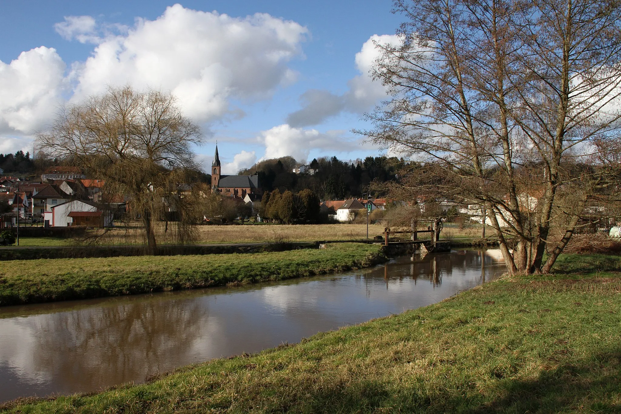 Photo showing: Rieschweiler, Mühlgraben, im Hintergrund evangelische Kirche.