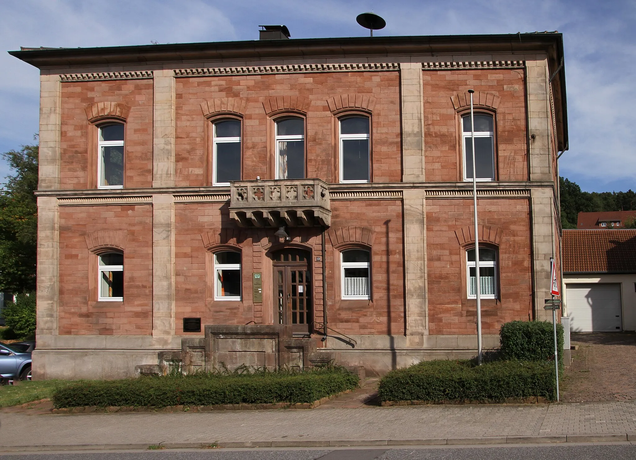 Photo showing: Schopp, Hauptstraße 13; ehemaliges Rat- und Schulhaus; spätklassizistischer Walmdachbau, Mitte des 19. Jahrhunderts.