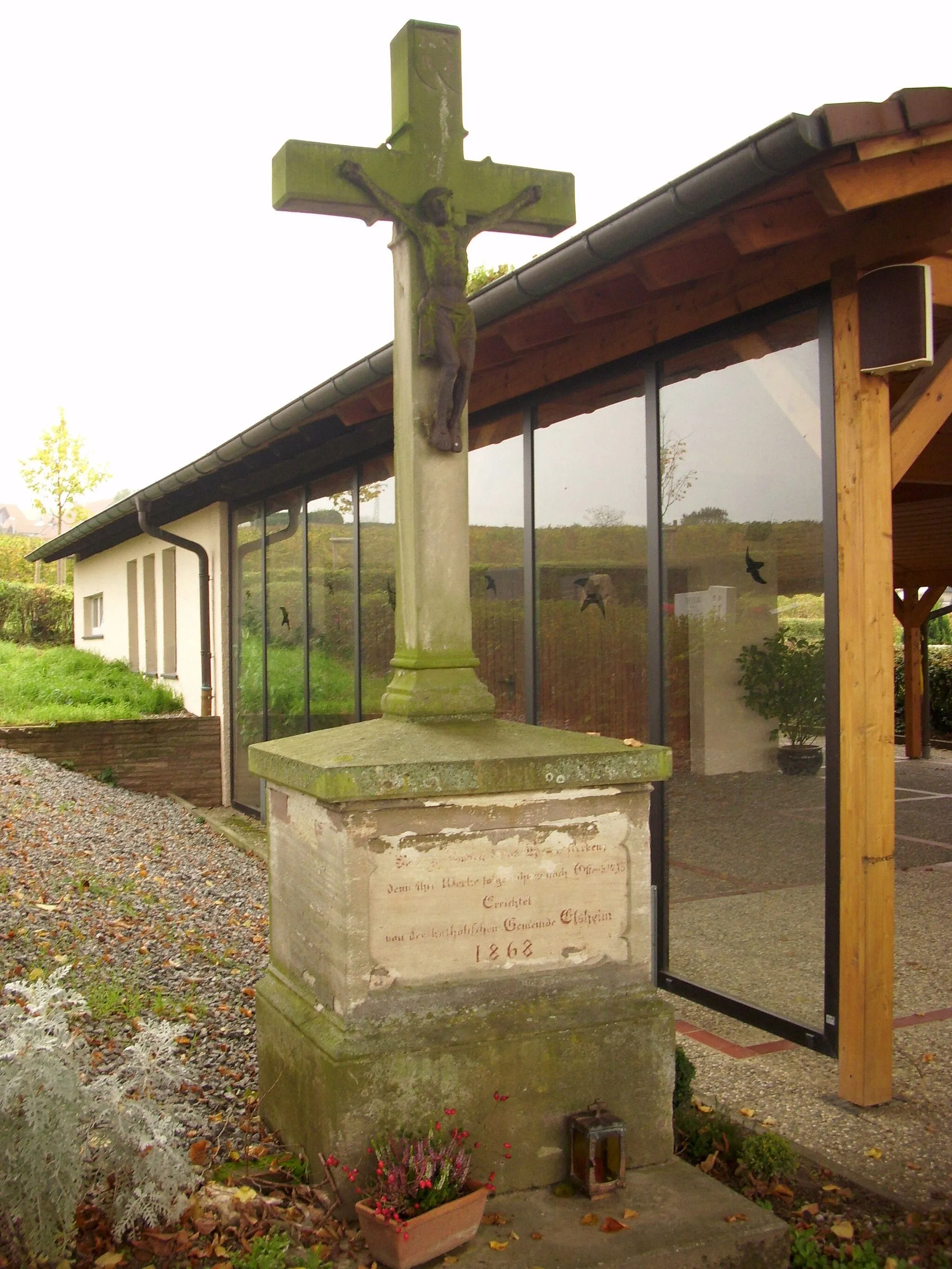 Photo showing: Friedhof 1868 angelegt, teilweise alte Einfriedungsmauer mit spätklassizistischen Torpfeilern; gotisierendes Friedhofskreuz, bezeichnet 1868; spätklassizistischer Grabstein Adam Zieluff († 1887)