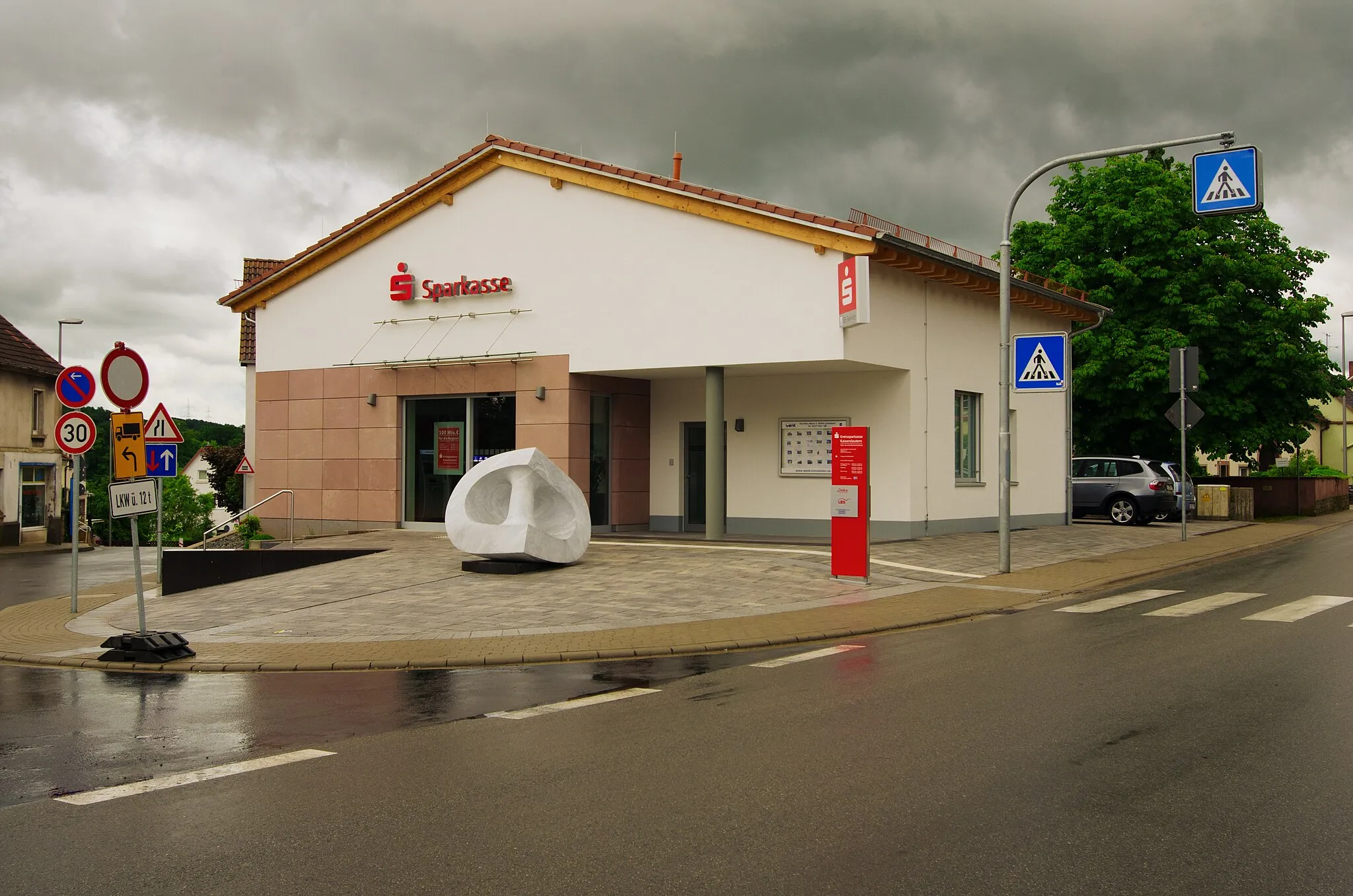 Photo showing: Steinwenden, town center: Kreissparkasse bank, re-opened 2013-06-29 after reconstruction.