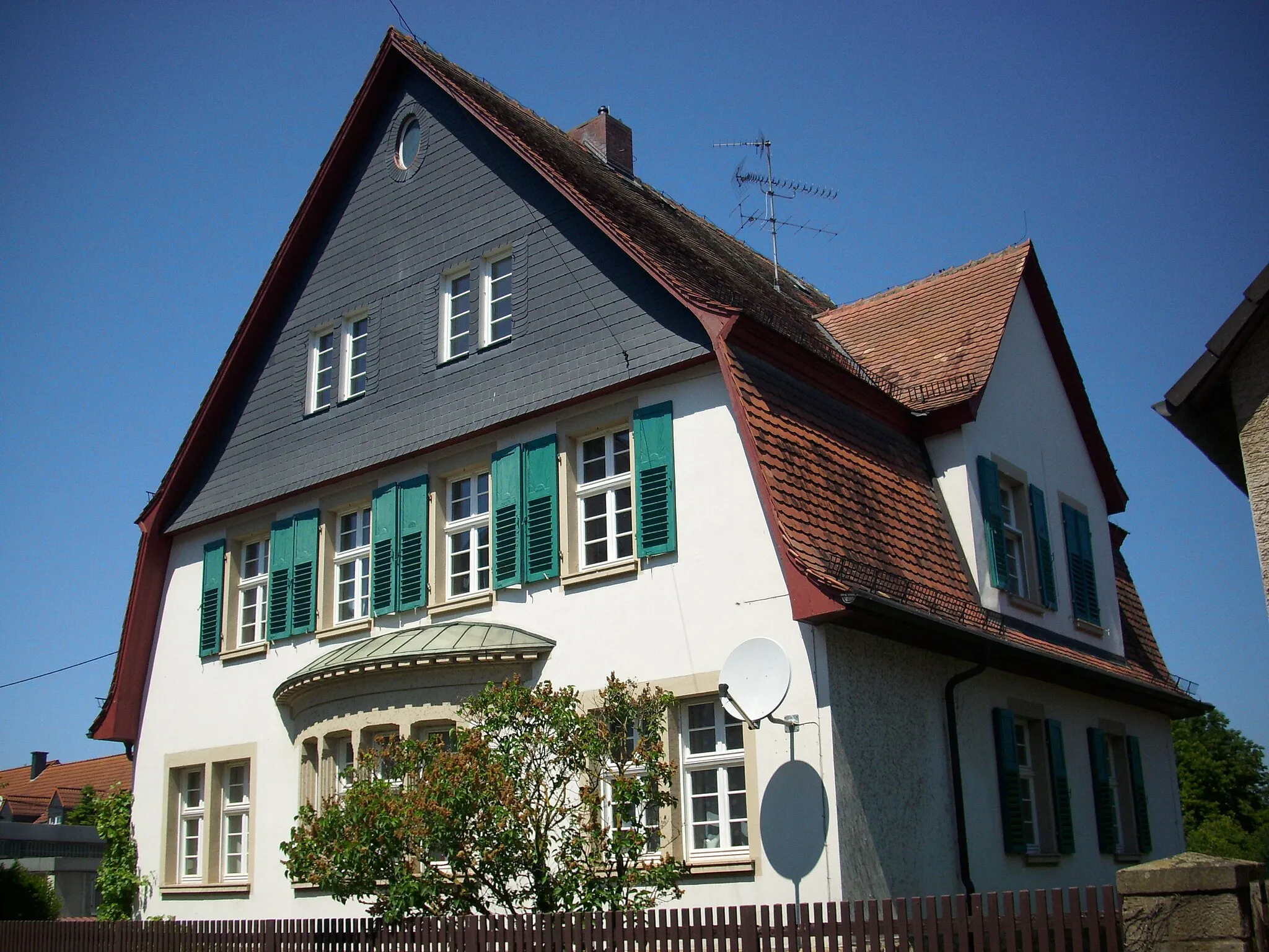 Photo showing: Ehemaliges evangelisches Pfarrhaus; eingeschossiger Mansardwalmdachbau, barockisierender Heimatstil noch unter Einfluss des Jugendstils, 1907/08