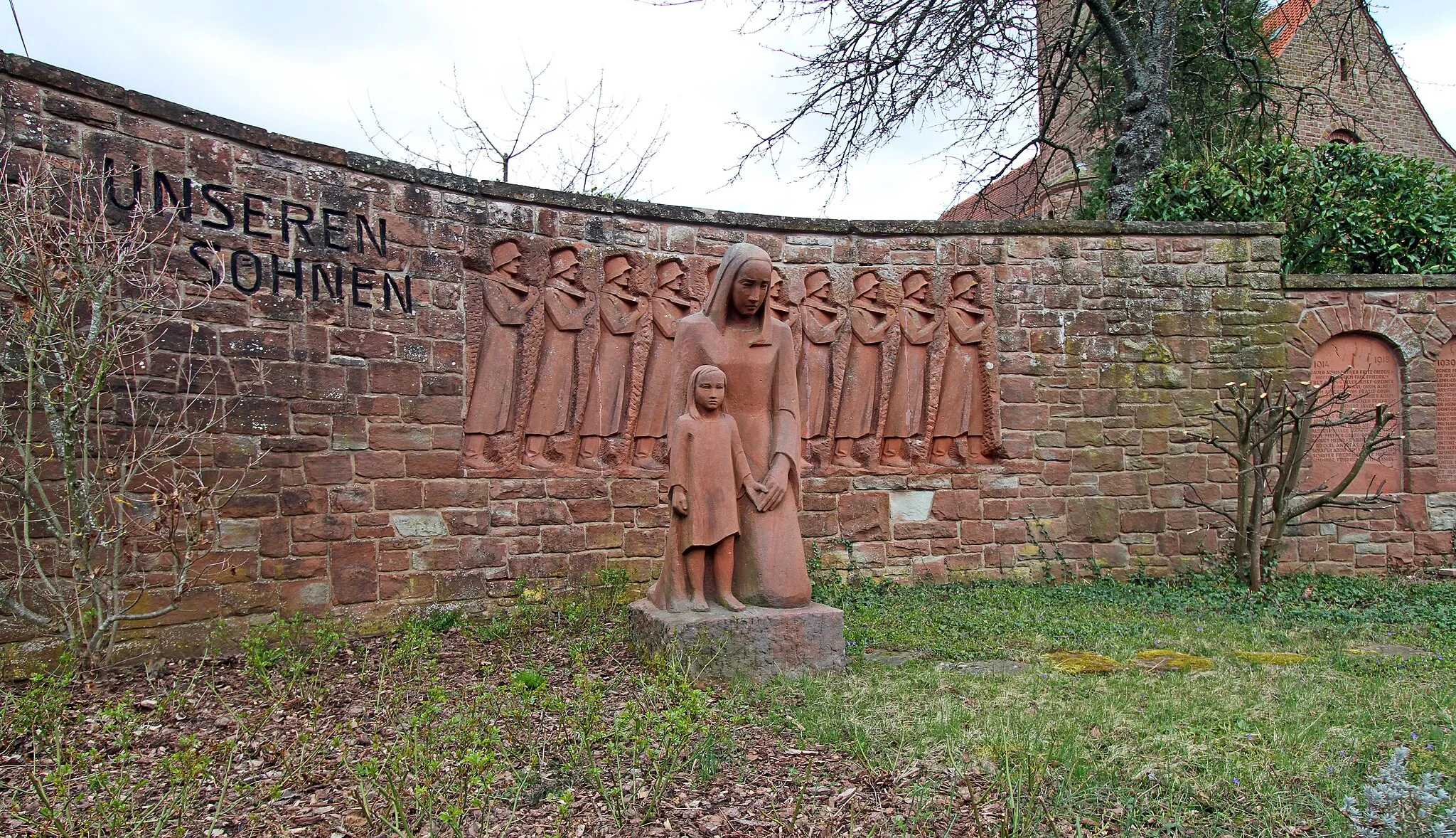 Photo showing: War memorial at the church of Saint Sebastian in Vinningen.