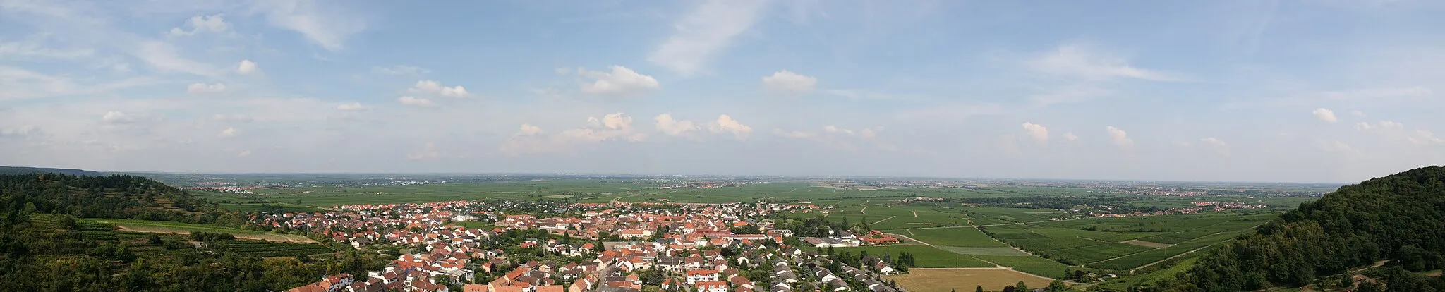 Photo showing: Panorama View from top of Wachtenburg in Wachenheim on a sunny afernoon. View covers the area from Worms (one the left) over Ludwigshafen to Speyer (on the right).