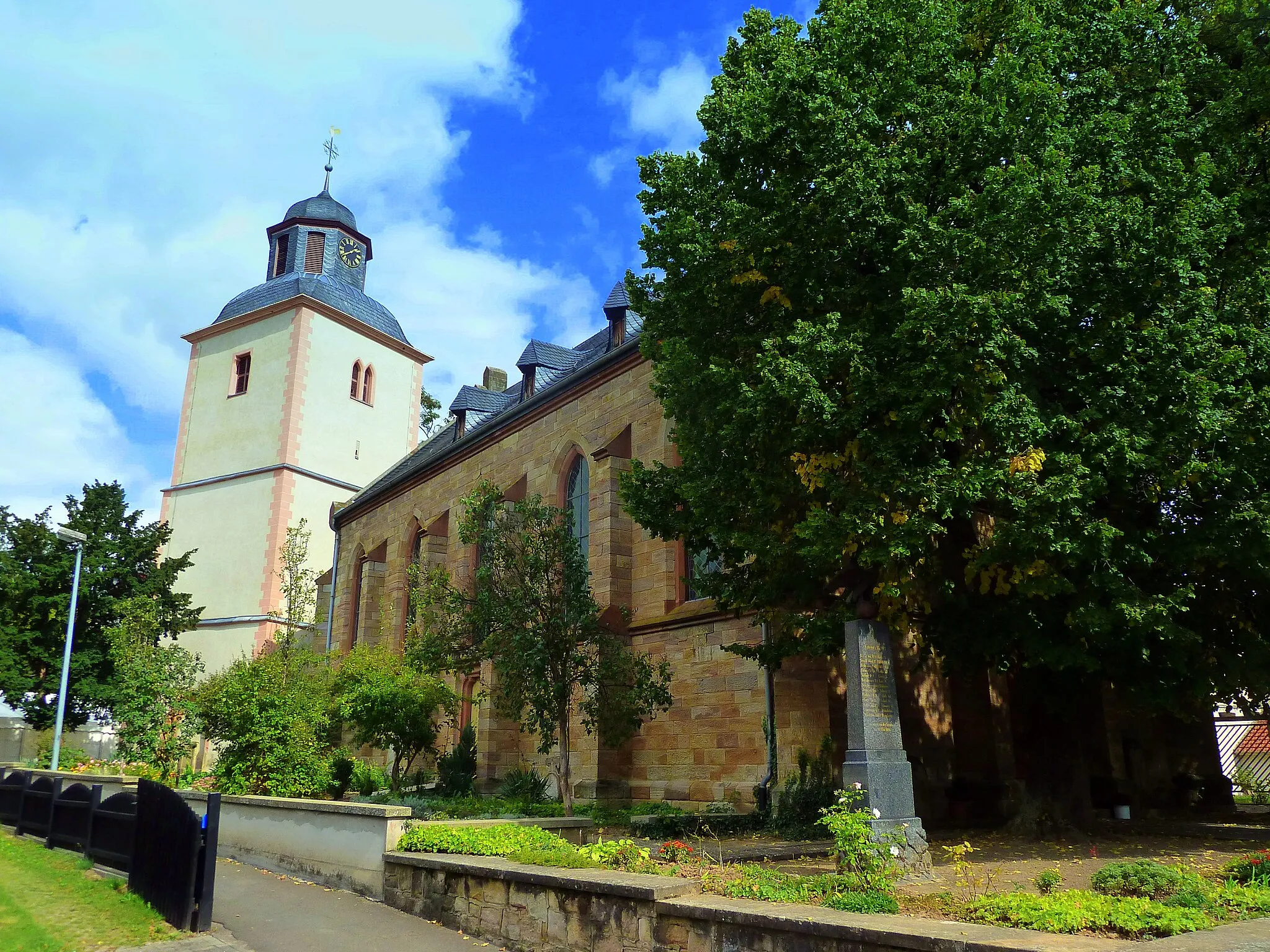 Photo showing: Ev. Kirche Wallertheim – der Turm wurde um 1300 erbaut und der Saalbau um 1880