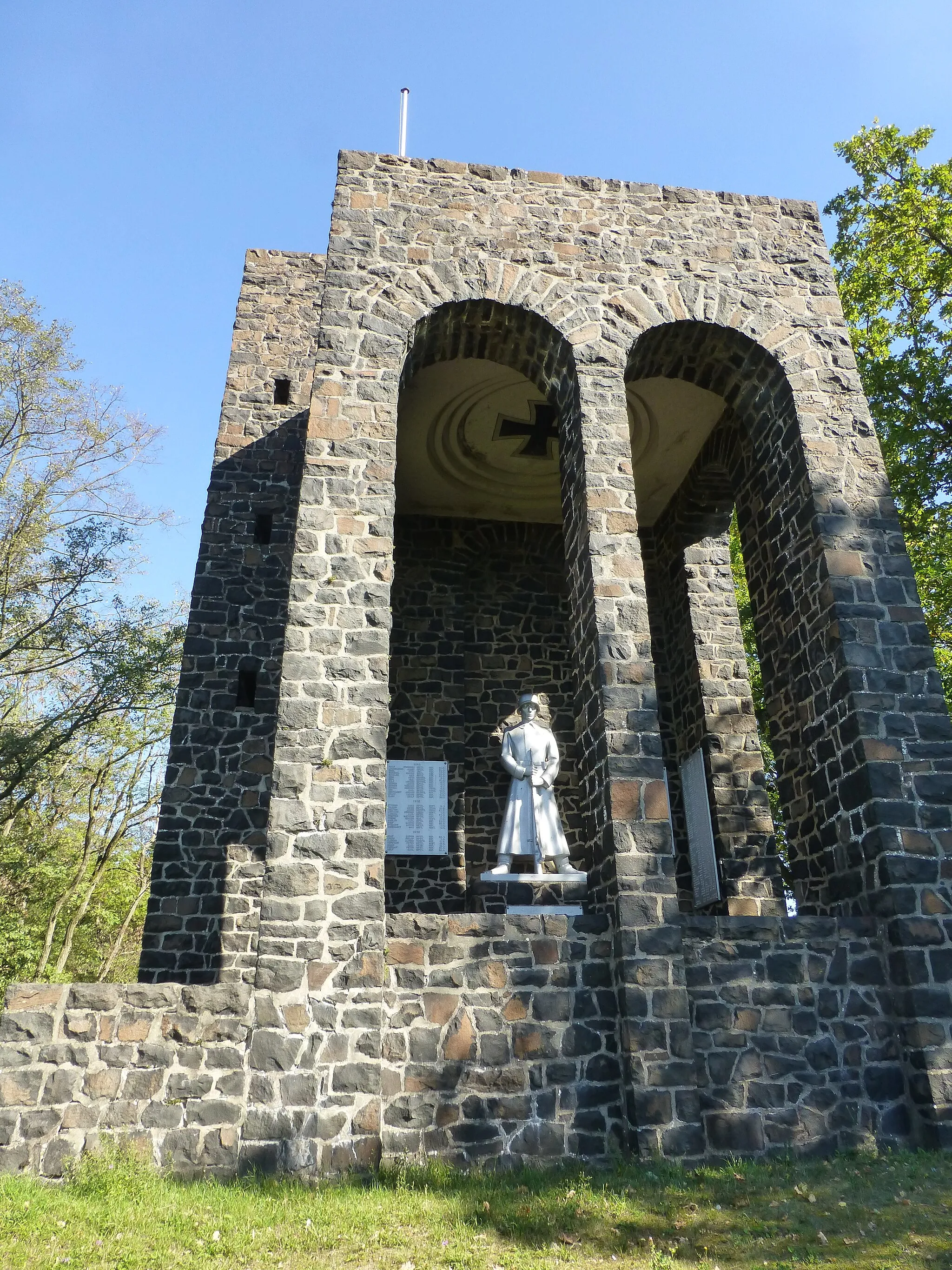 Photo showing: Das Kriegerdenkmal auf dem Leisbühl bei Winnweiler