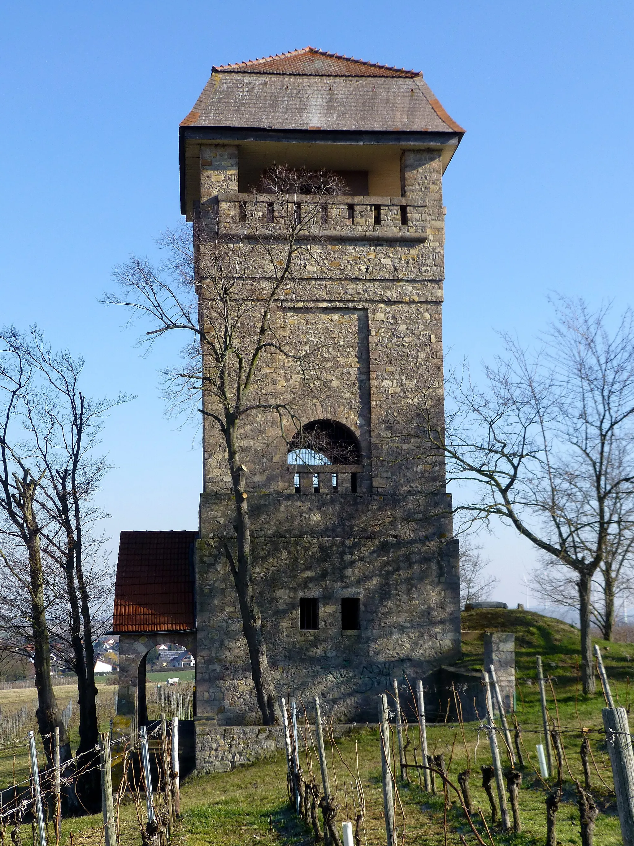 Photo showing: Water tower in Wöllstein; View from the west