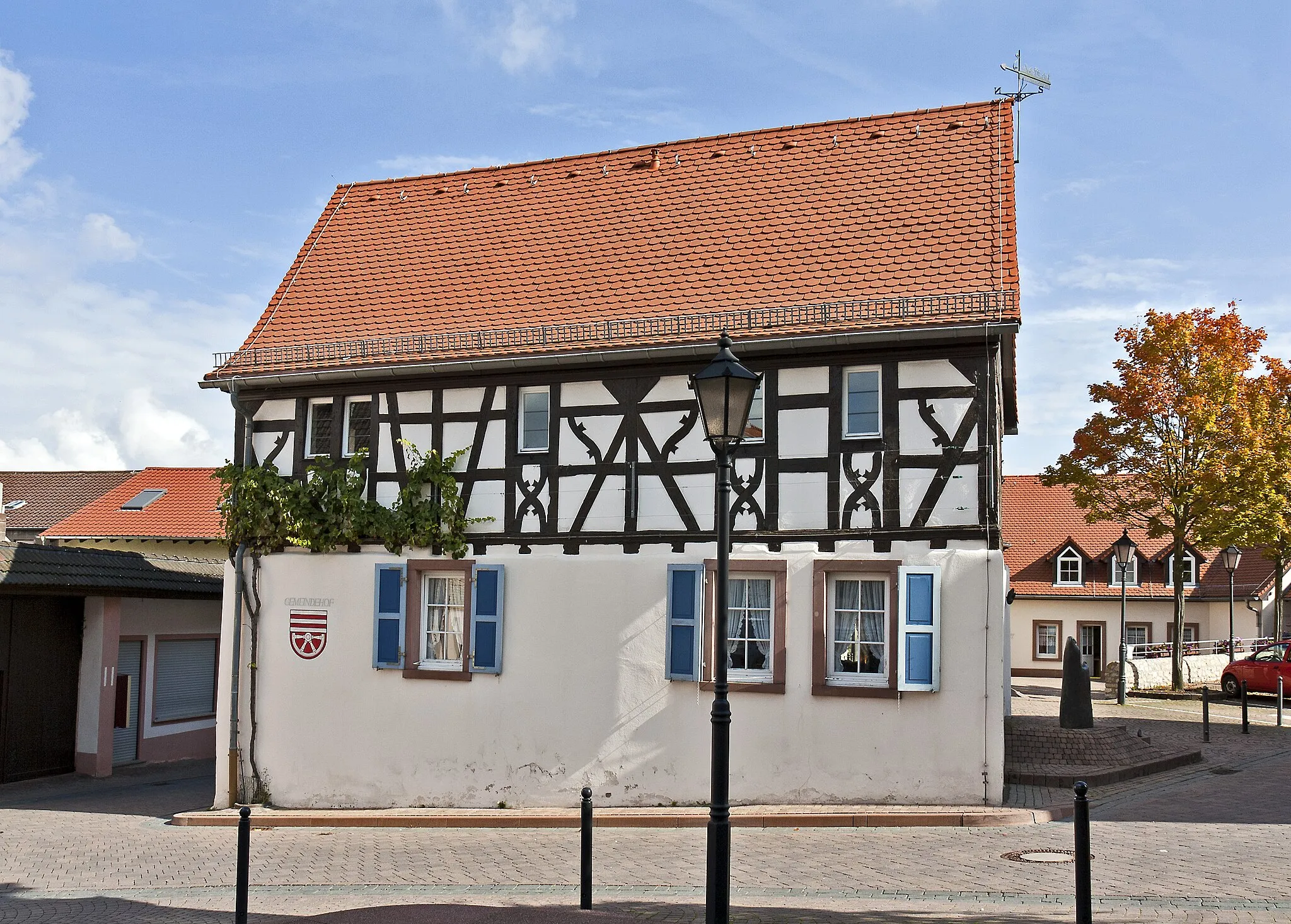 Photo showing: Zornheim, Rathaus im barocken Fachwerkhaus, teilweise massiv, um 1700