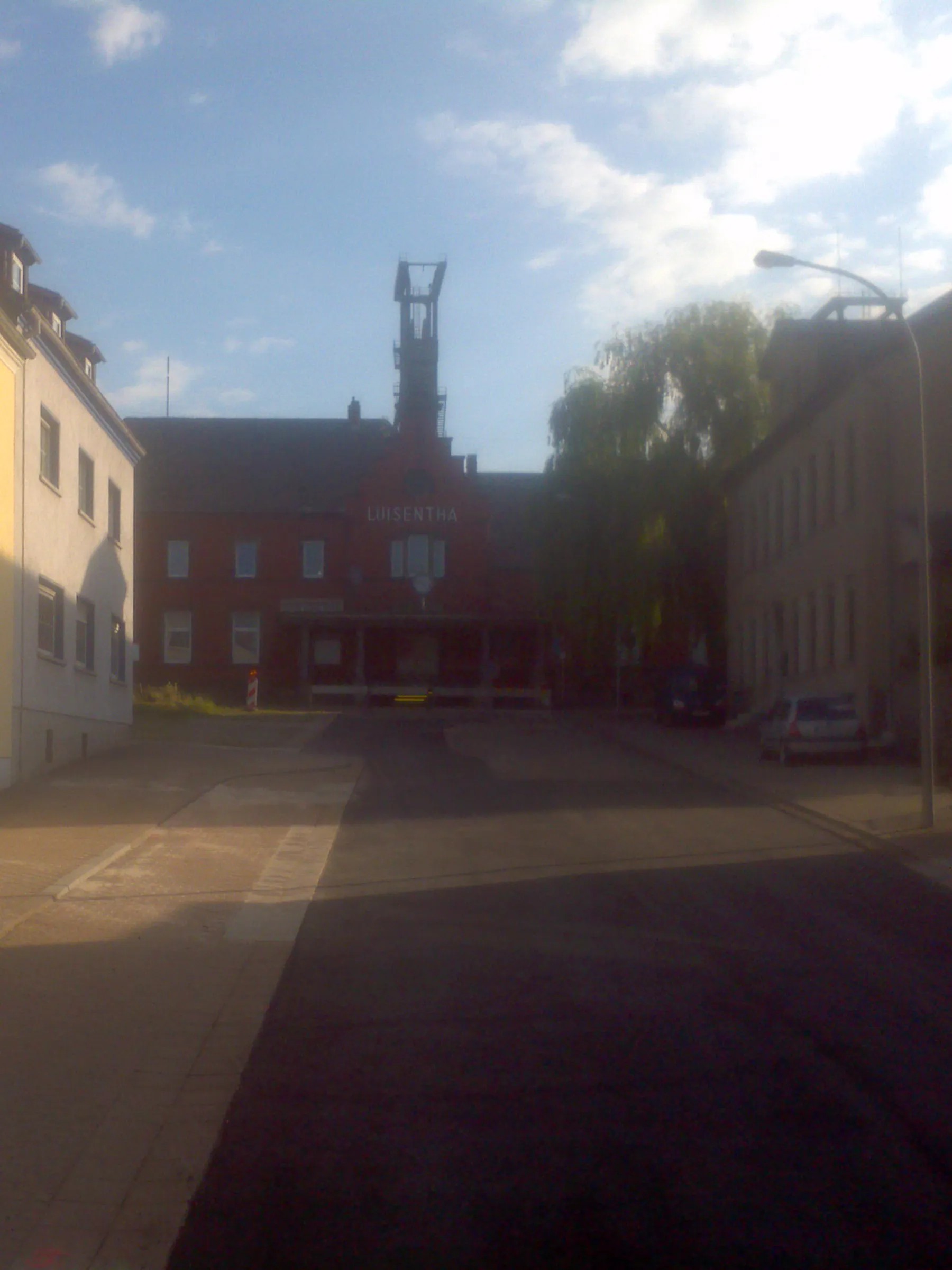 Photo showing: railway station Luisenthal (Saar) front, behind the old head frame pit Luisenthal