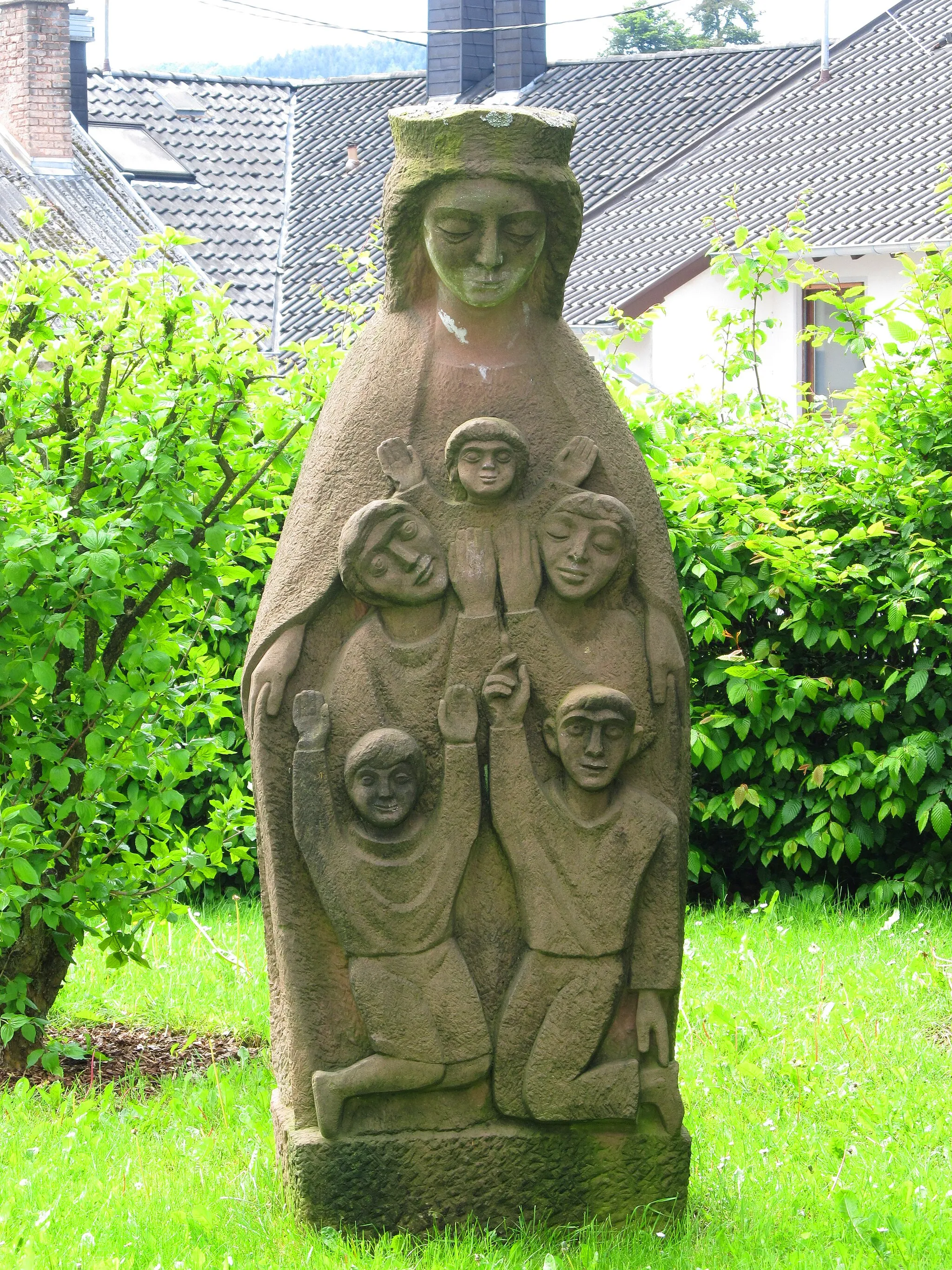 Photo showing: Schutzmantelmadonna aus Sandstein vor der katholischen Pfarrkirche St. Peter und Paul in Losheim, Gemeinde Losheim am See, Landkreis Merzig-Wadern, Saarland.