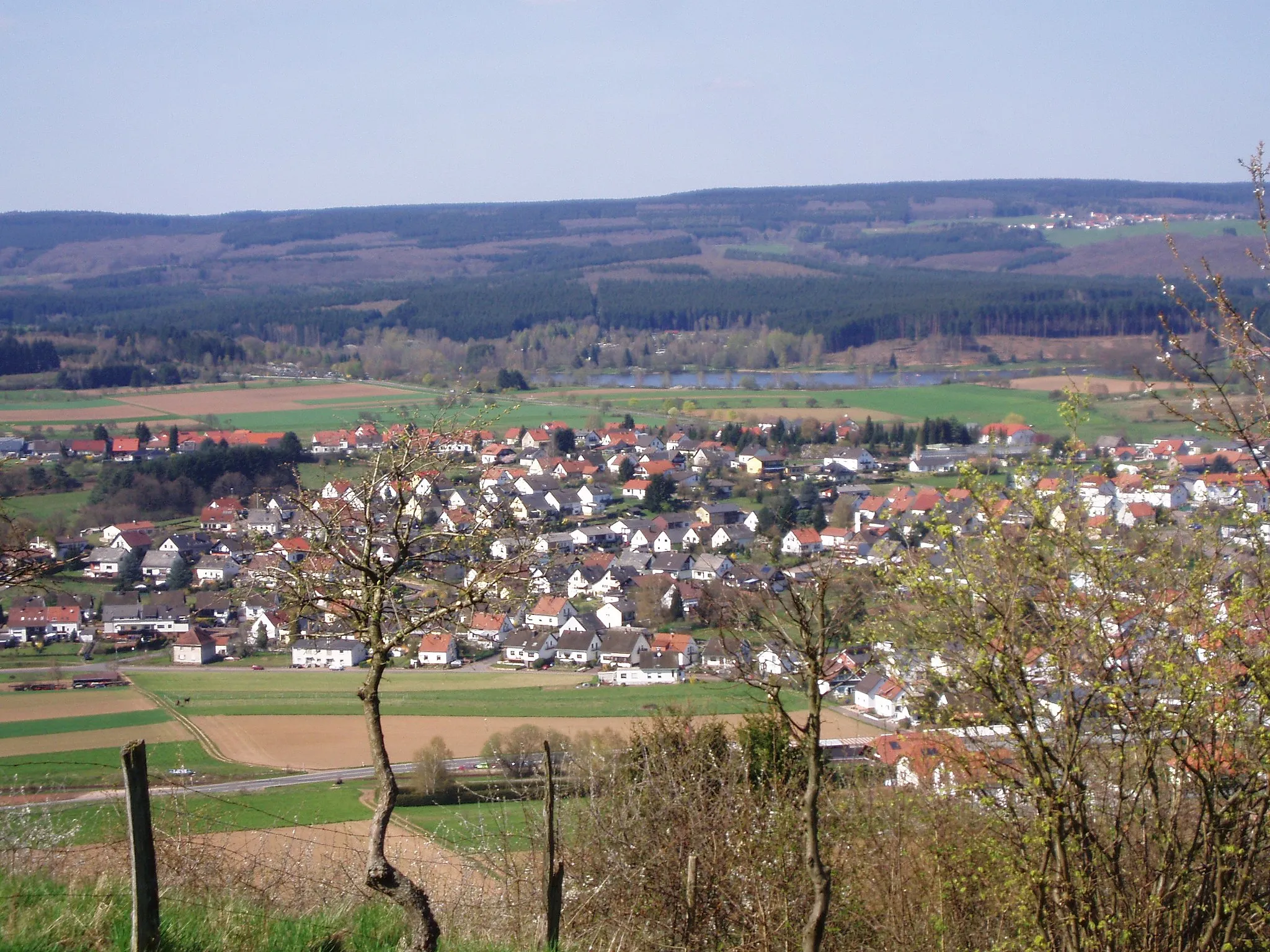 Photo showing: Blick vom Parkplatz der Donatuskapelle auf Losheim und den Stausee Losheim