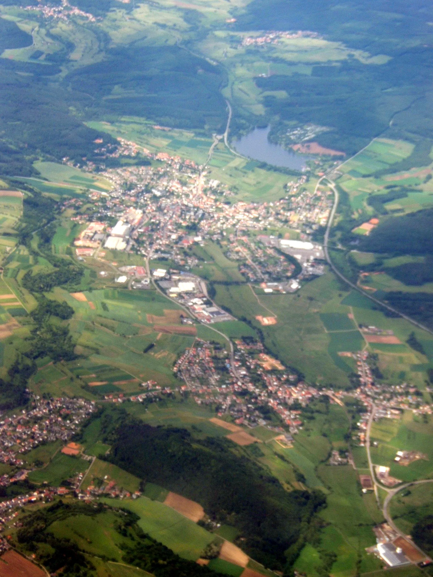 Photo showing: Aerial view of Losheim am See, Saarland, Germany (center).

Below is Niederlosheim and Wahlen (left of Niederlosheim)