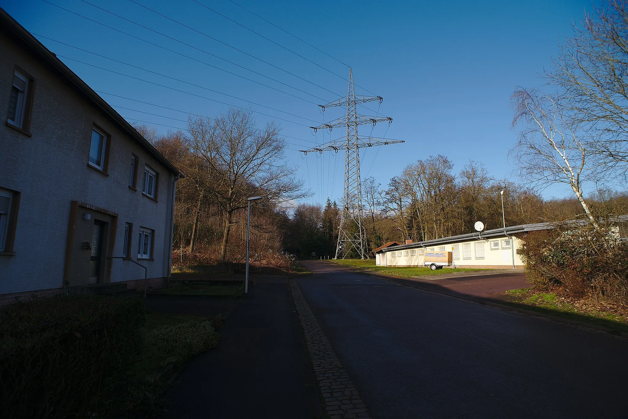 Photo showing: Ein Strommast an der Rotstaystraße in Völklingen-Luisenthal. Rechts davor befindet sich das Gebäude des Sportplatzes.
