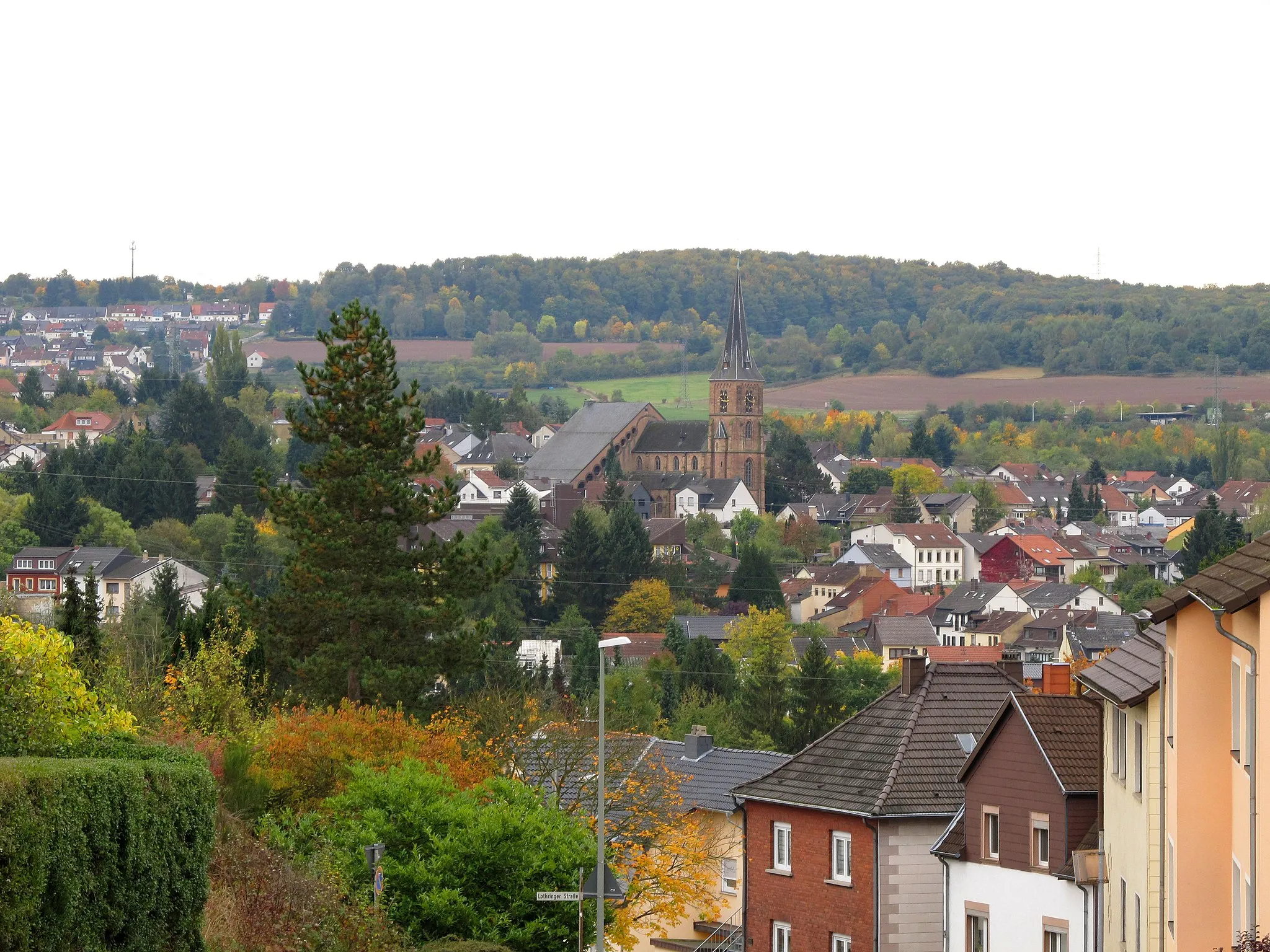 Photo showing: Ansicht von Püttlingen, Saarland. In der Bildmitte die kath. Liebfrauenkirche