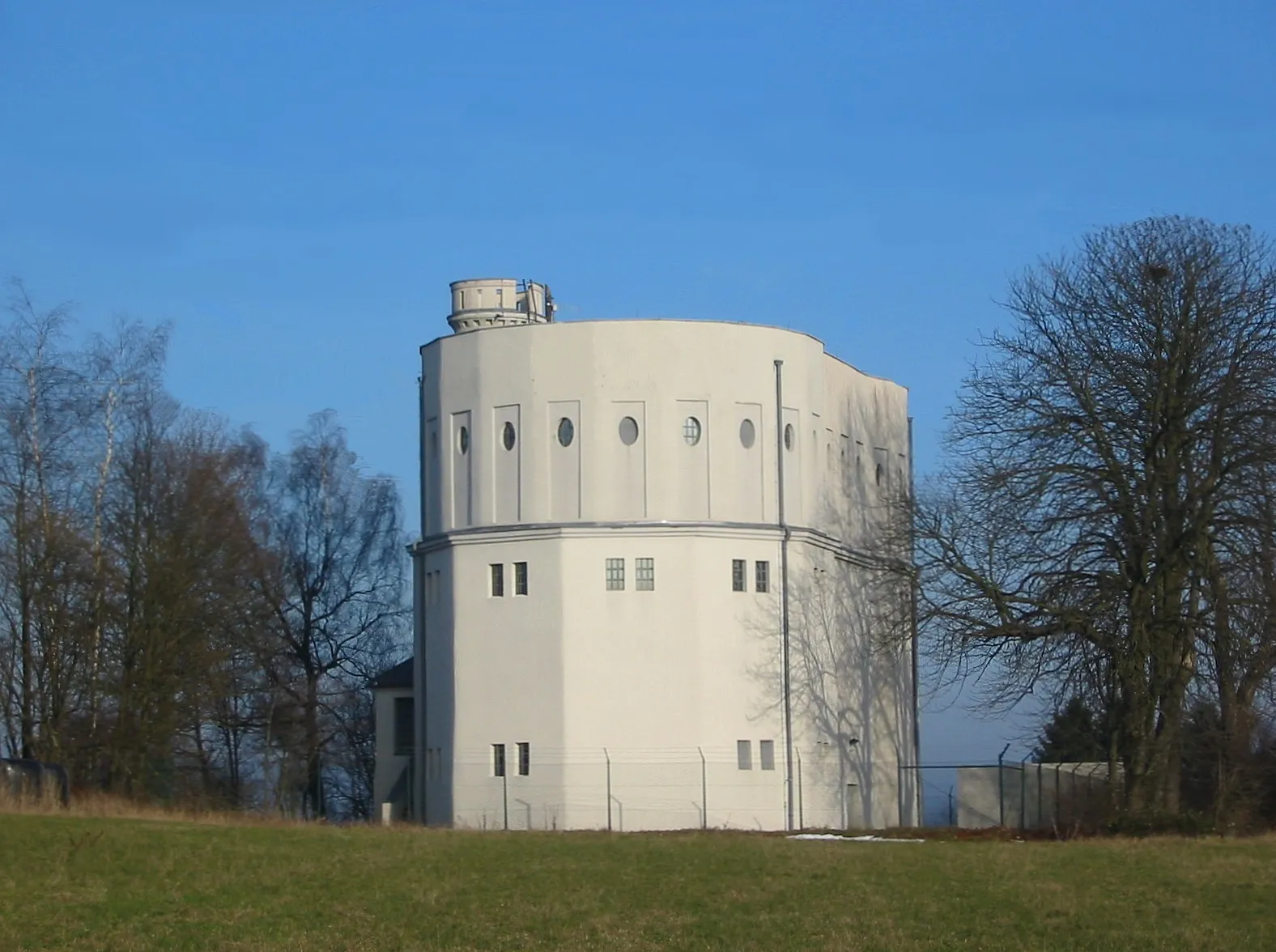 Photo showing: Wasserturm Göttelborn (Stromleitungen entfernt)