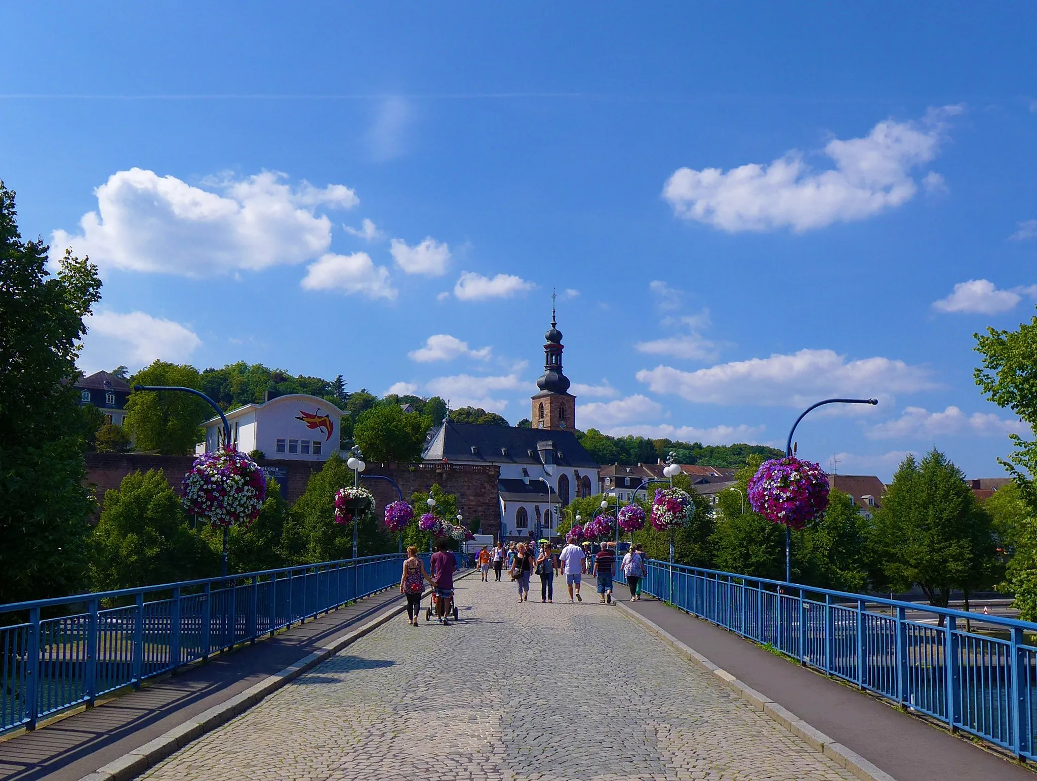 Photo showing: Blick über die Alte Brücke nach Alt-Saarbrücken mit Schlossfelsen und Schlosskirche