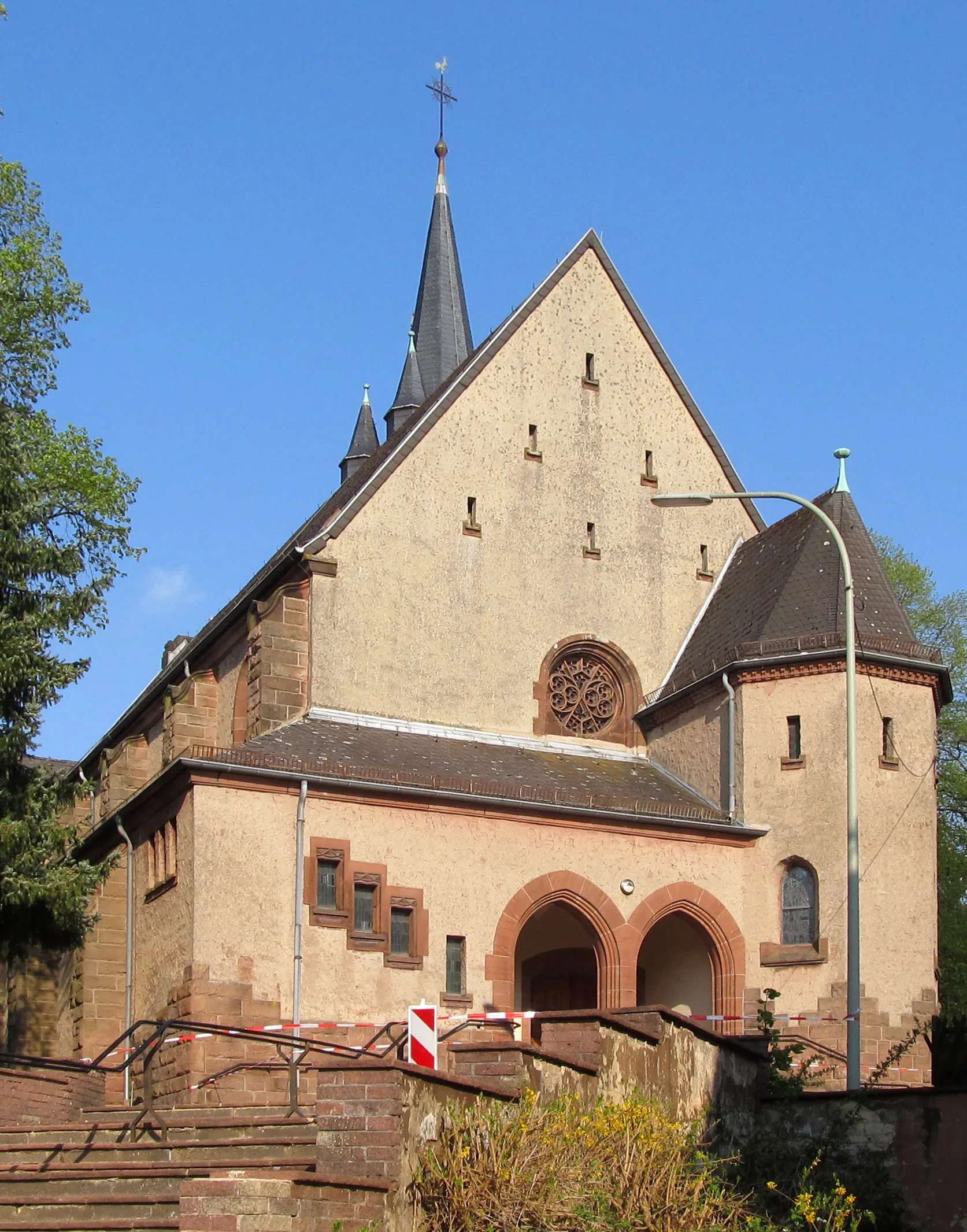 Photo showing: Die katholische Pfarrkirche St. Barbara in Stennweiler, einem Ortsteil der Gemeinde Schiffweiler, Landkreis Neunkirchen, Saarland