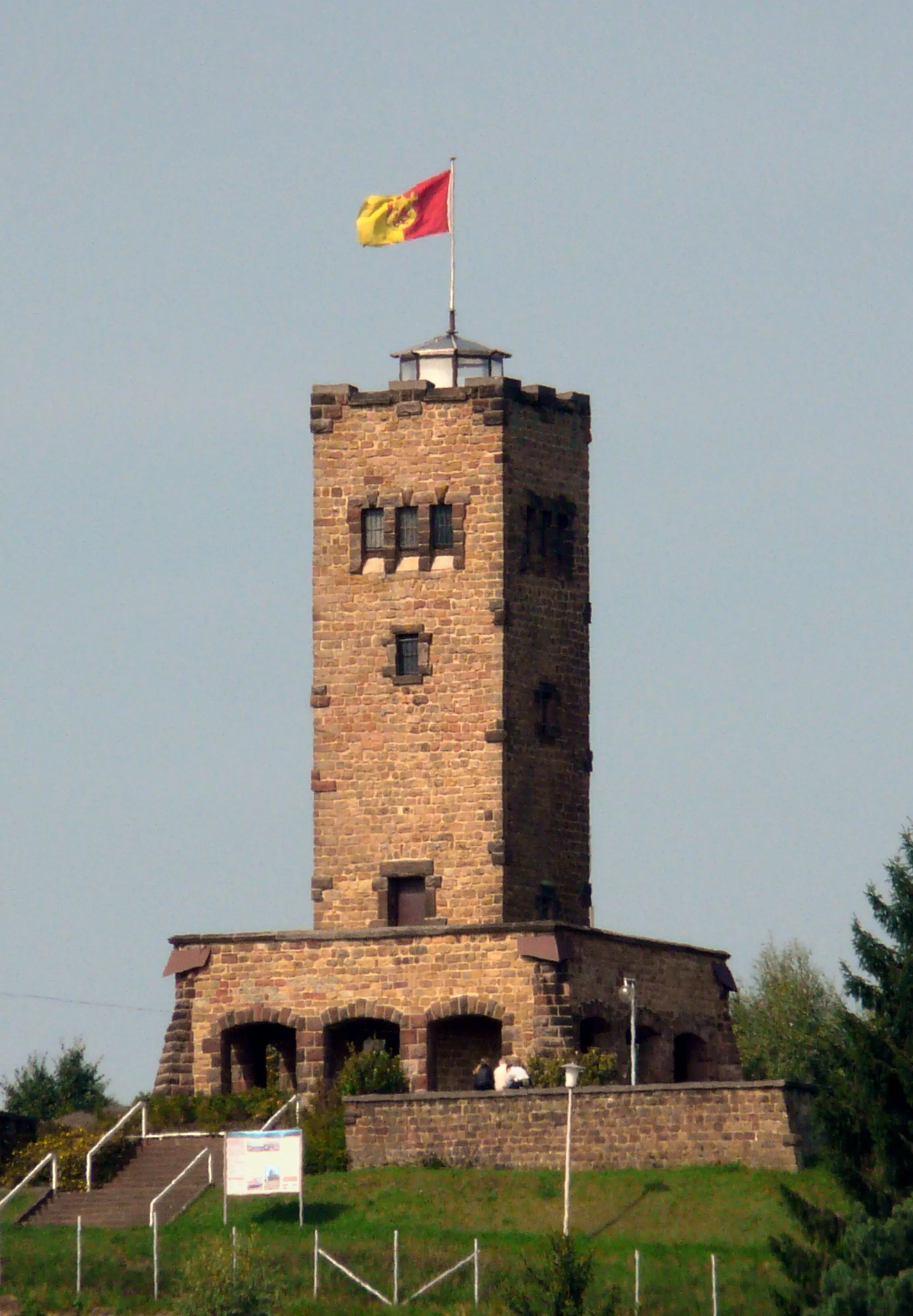 Photo showing: Bildinhalt: Der Galgenbergturm in Spiesen-Elversberg vom Spieser Hungerpfuhl aus herangezoomt
Aufnahmeort: Spiesen-Elversberg, Deutschland