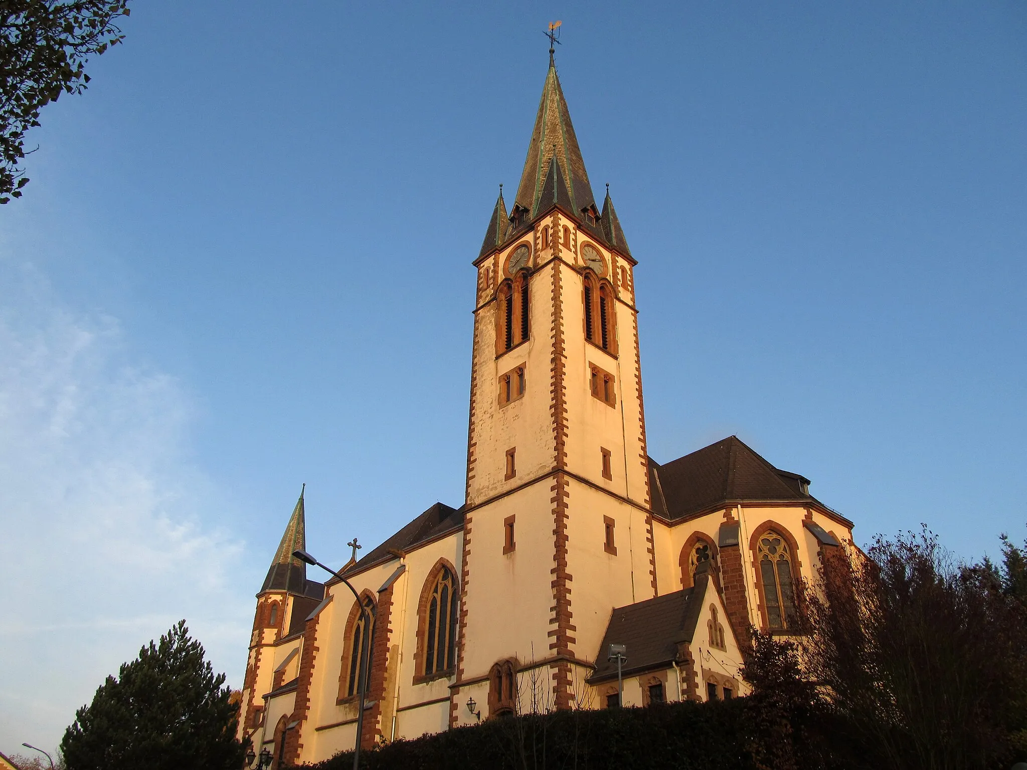 Photo showing: Die katholische Pfarrkirche Mariä Himmelfahrt in Geislautern, einem Stadtteil von Völklingen, Saarland