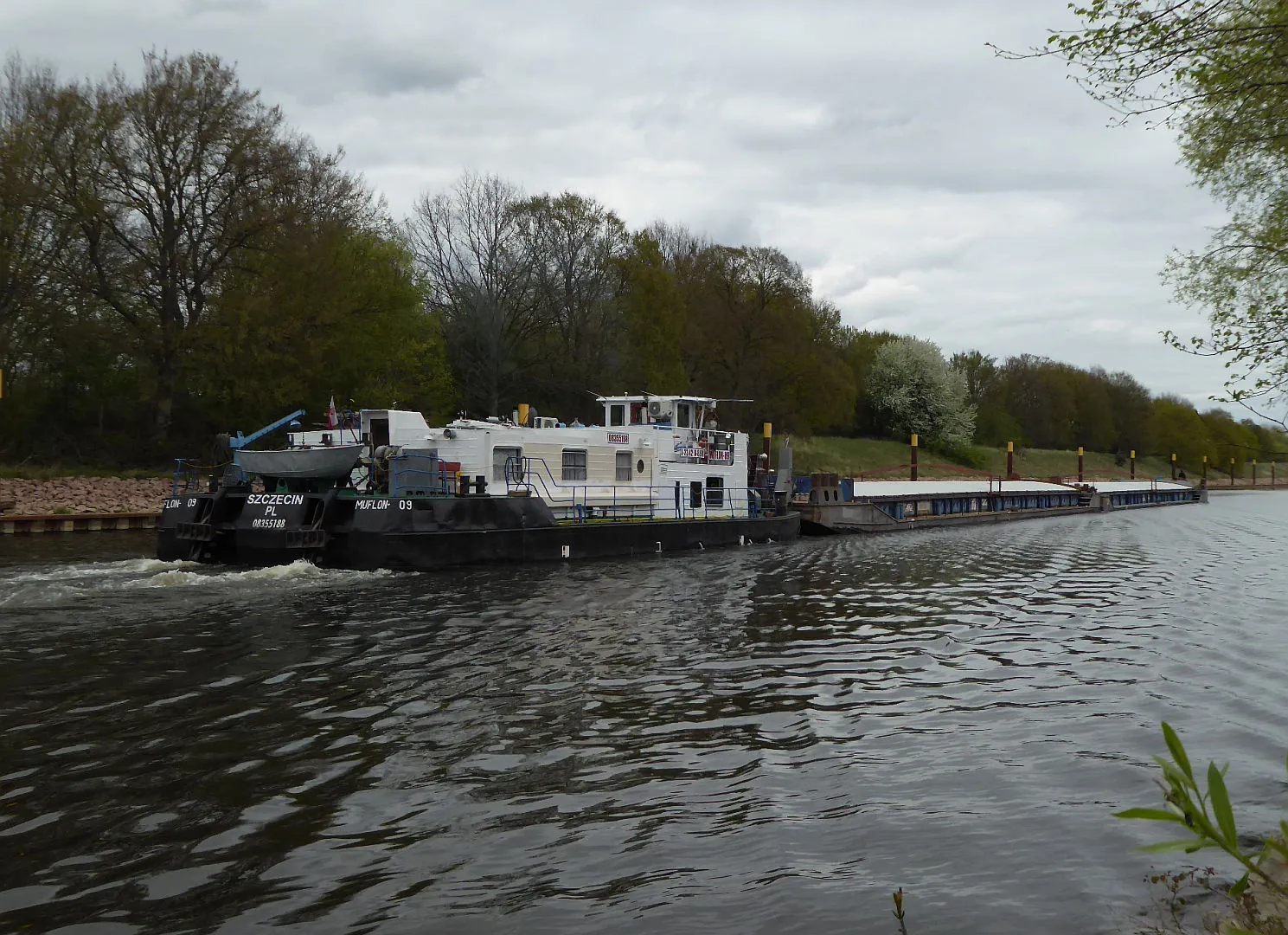 Photo showing: Einfahrt in den Hafen von Aken