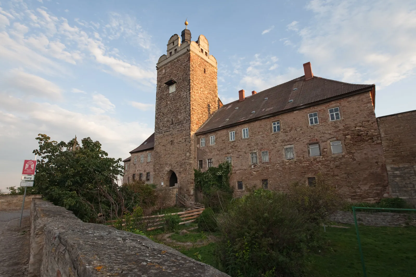 Photo showing: Allstedt Castle catching the early morning sun. – The picture was first published in b/w in the book "Die Südharzreise" ("The South Harz Journey"), by SuKuLTuR, Berlin, in 2010. The entire book was released under CC by-nc-sa 3.0, all pictures have been re-licensed under CC by-sa, see user page for details. – Picture taken with a Canon EOS 5D Mark II.