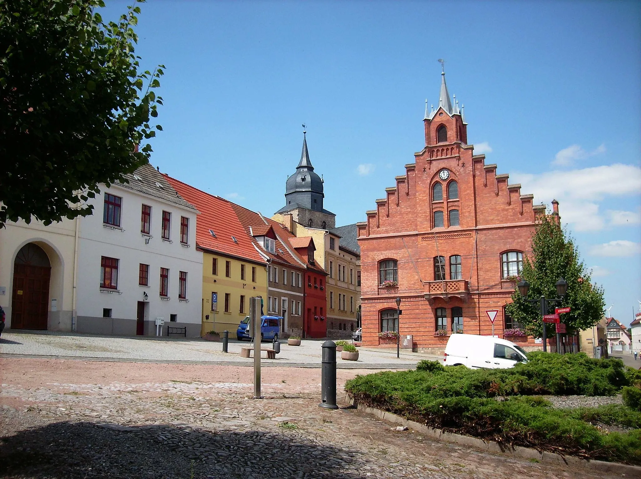 Photo showing: Market-square in Alsleben/Saale (district of Salzlandkreis, Saxony-Anhalt) with town hall and the steeple of the town's Lutheran church