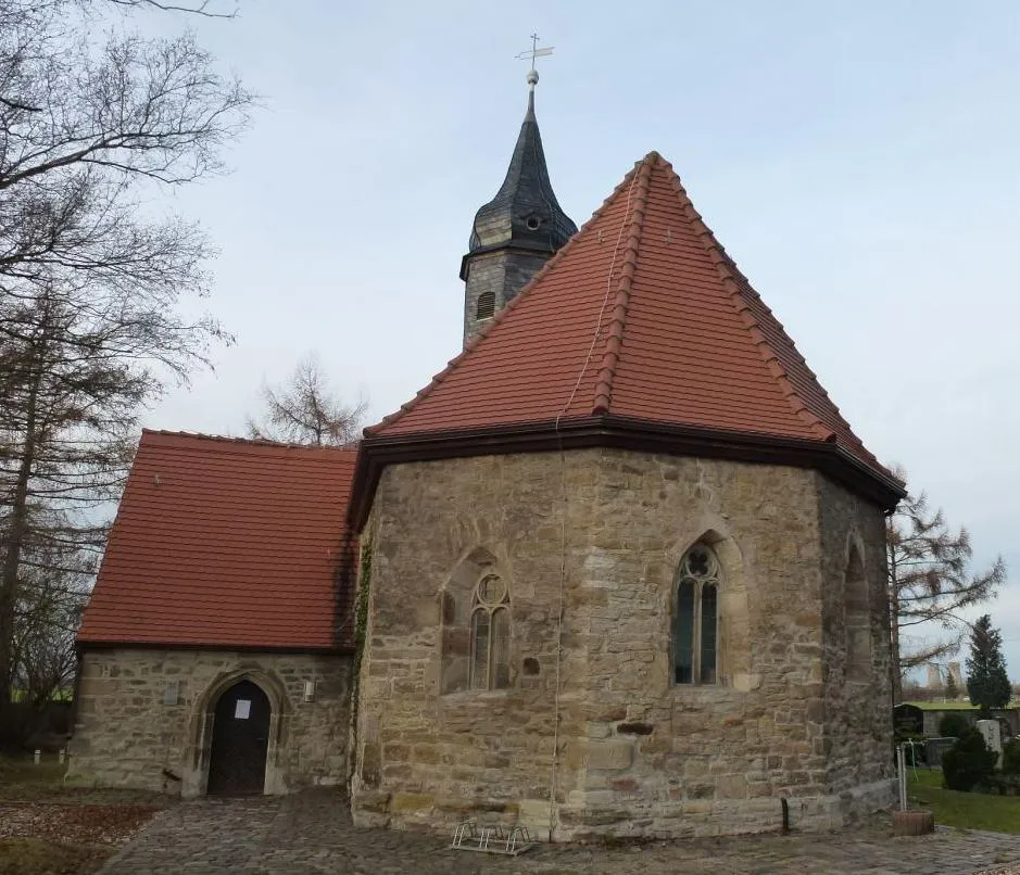 Photo showing: Kirche von Kirchfährendorf, rechts im Hintergrund Kühltürme von Leuna