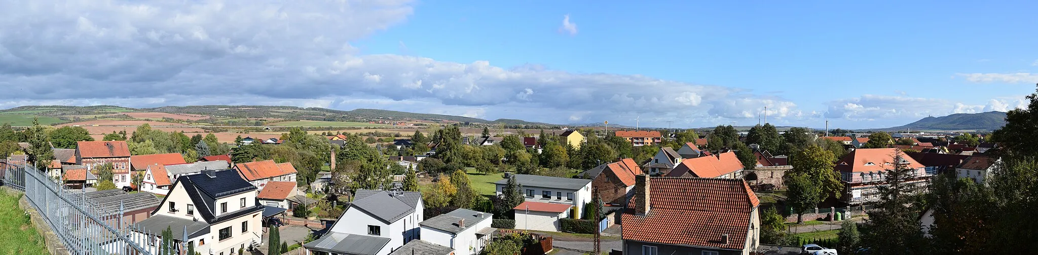 Photo showing: Berga vom Kirchhof aus gesehen. Links hinter der Autobahn A 38 sieht man Teile des südlichen Harzvorlandes, ganz rechts ist der Kyffhäuser mit dem Kyffhäuserdenkmal zu sehen.