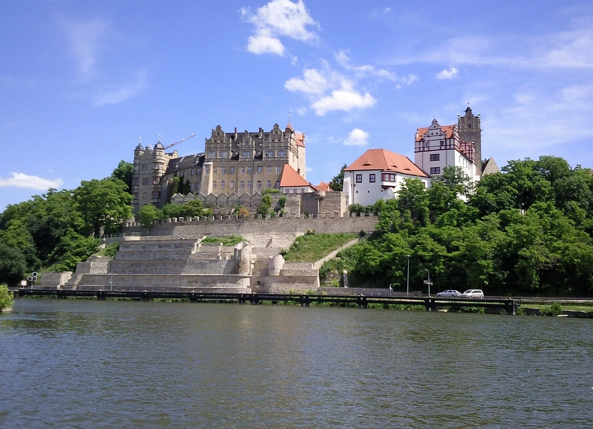 Photo showing: Schloss Bernburg, Blick vom Oberlauf der Saale - aufgenommen auf der Fähre über die Saale