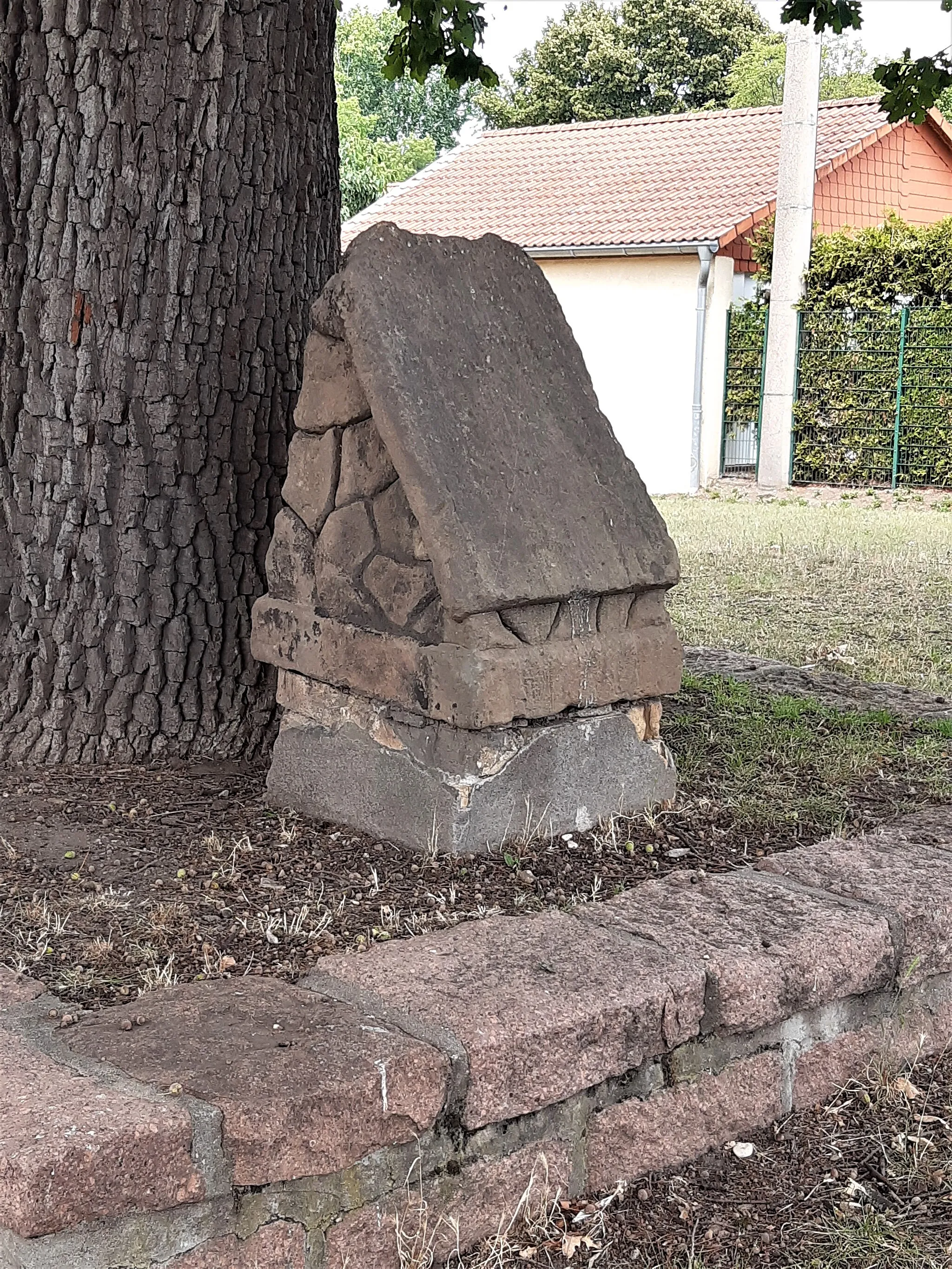 Photo showing: Denkmal mit unlesbarer Inschrift am Naturdenkmal Stieleiche Dieskau, Kabelsketal, Saalekreis