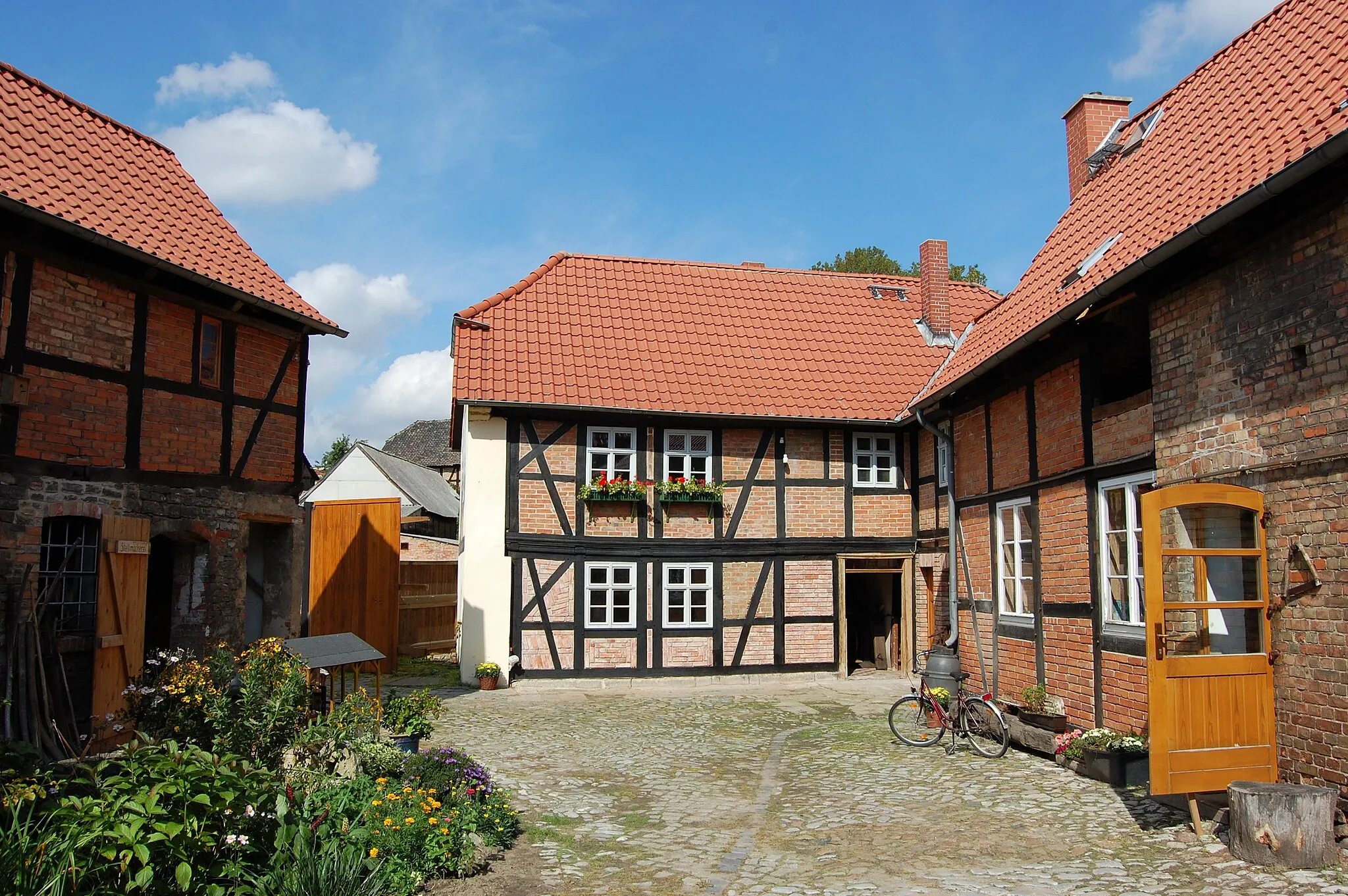 Photo showing: Hof des Tischlereimuseums Rüdiger Timme, Eilsleben, Ostendstraße 2