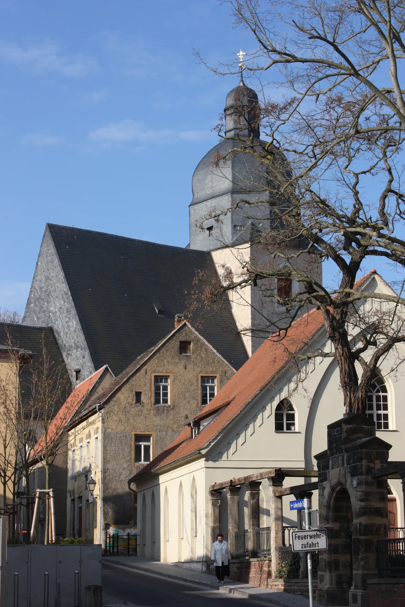 Photo showing: Eisleben, Petrikirche - Luthers Taufkirche; im Vordergrund Nebengebäude von Luthers Geburtshaus