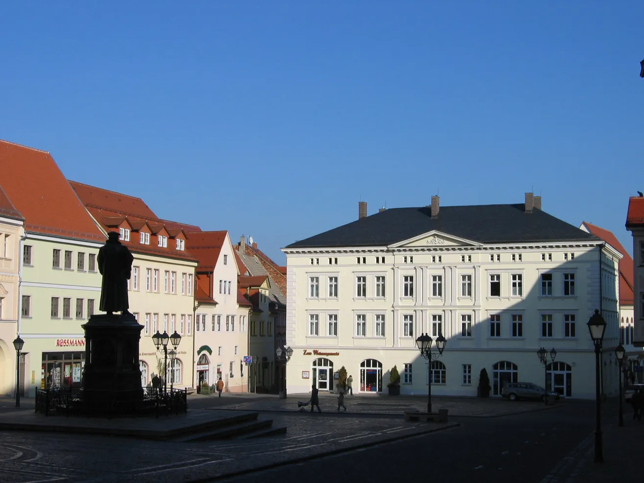 Photo showing: Lutherstadt Eisleben: Marktplatz von Westen mit der Alten Waage