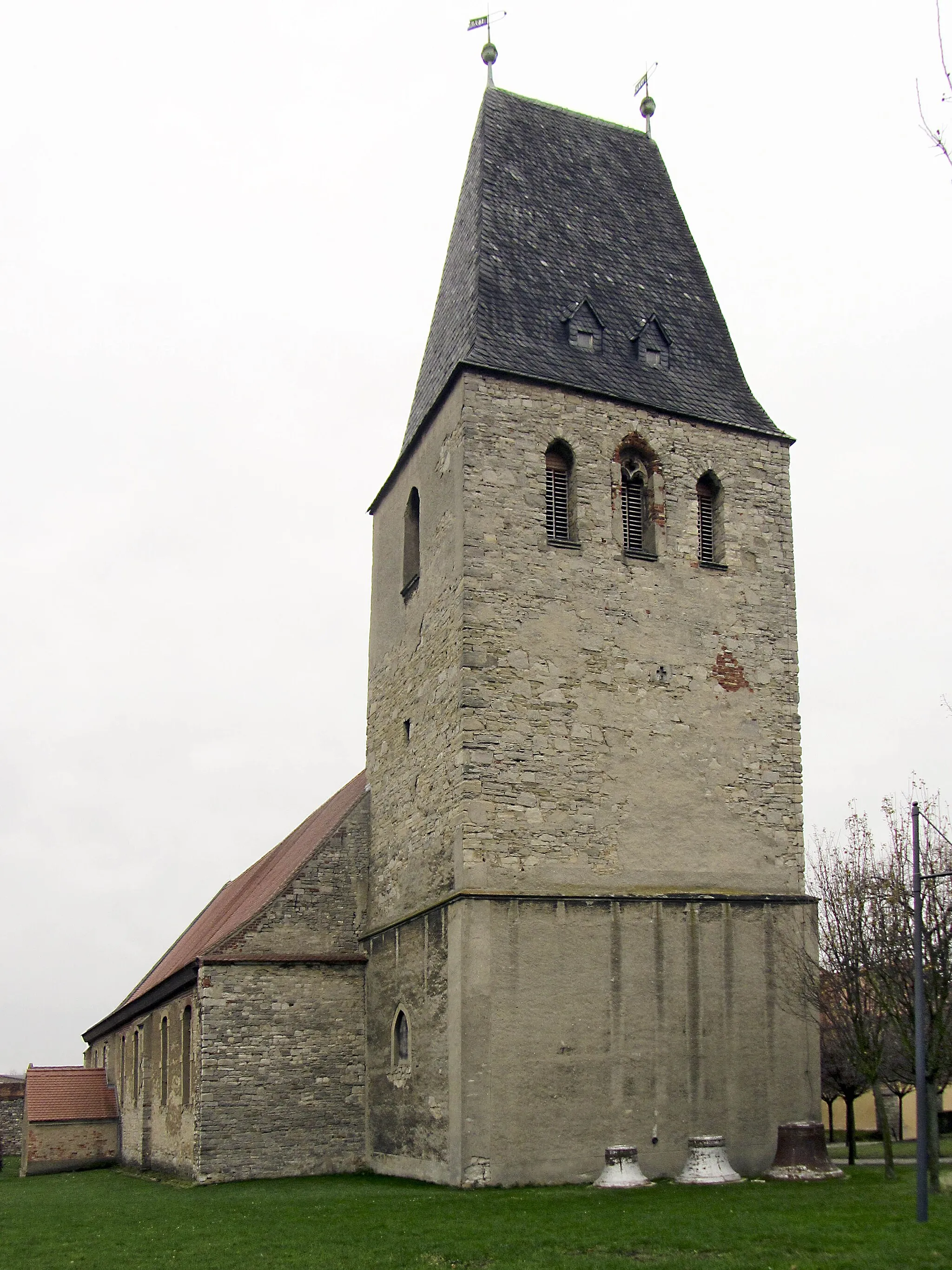 Photo showing: Steinkreuz eingemauert im Kirchturm von Förderstedt