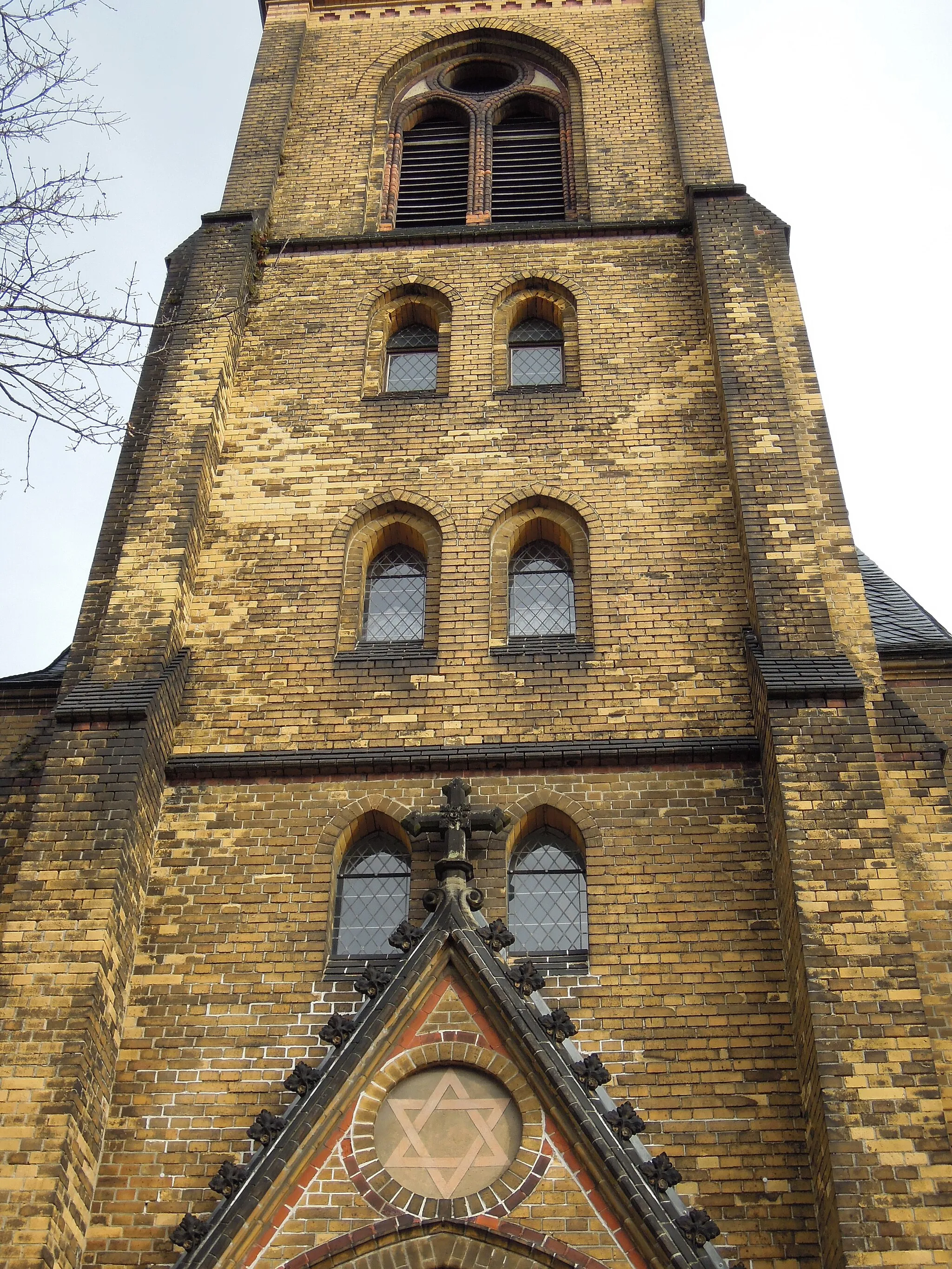 Photo showing: Kirche Friedersdorf -Turmhinaufsicht frontal auf der Südwestseite, Mittsektion mit gotischen Turmfenstern- Februar 2023