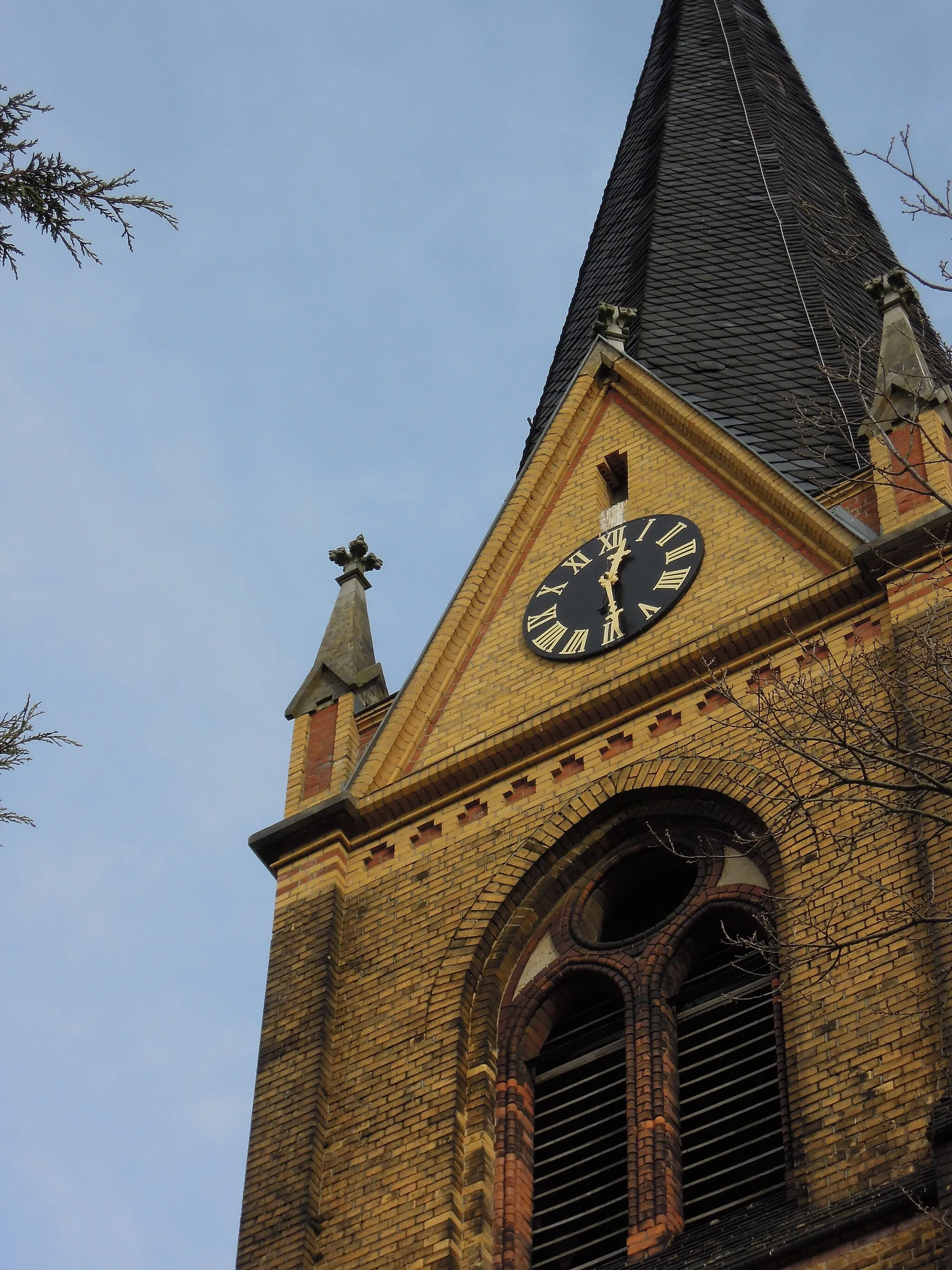 Photo showing: Kirche Friedersdorf -Turmkapitell die Wandpfeiler an der Turmwestecke krönend nebst Turmuhr im Detail- Februar 2023