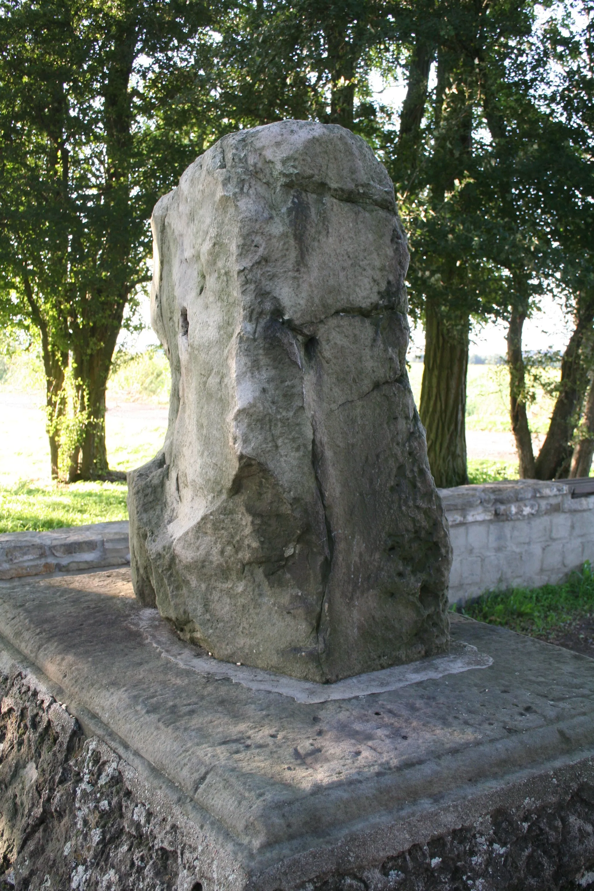 Photo showing: Menhir "Löchriger Stein" ("Holey Stone) or "Hoyerstein" ("Hoyer Stone") near Gerbstedt