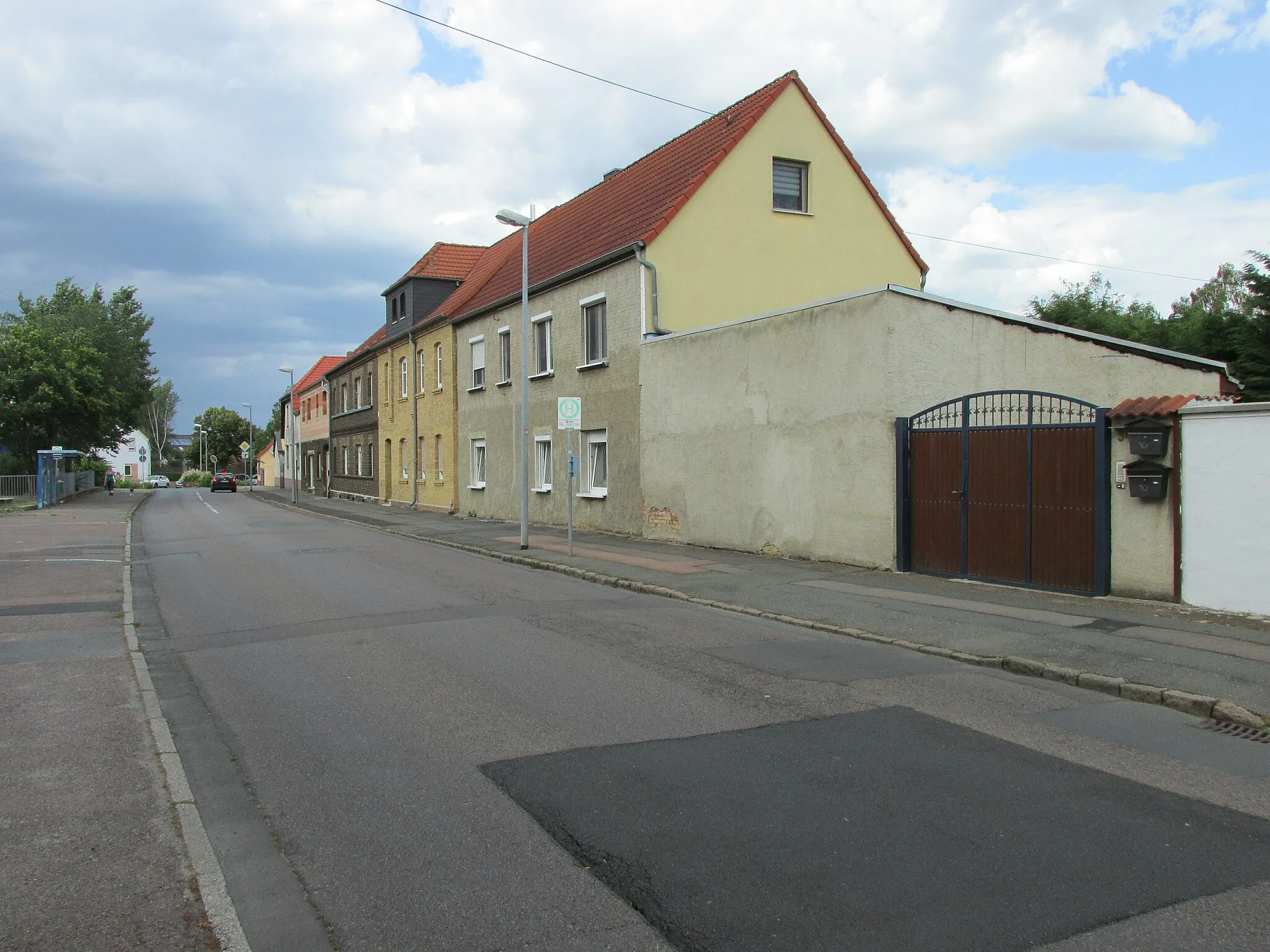 Photo showing: die Bushaltestelle Kino in der Walther-Rathenau-Straße in Greppin für die Fahrtrichtung Wolfen