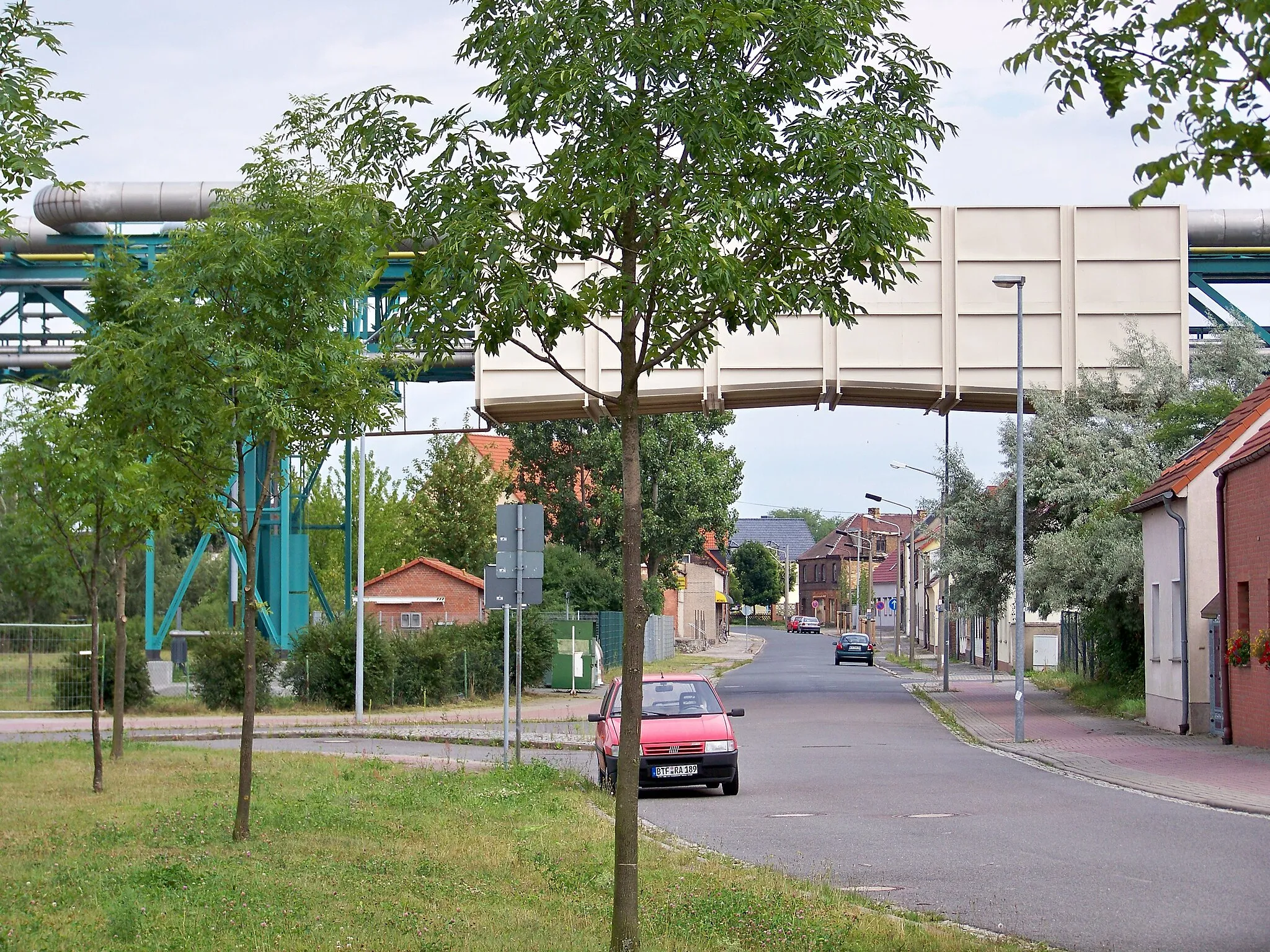 Photo showing: Der zur Stadt Bitterfeld-Wolfen gehörende Ort Greppin liegt mitten im Chemiepark Bitterfeld-Wolfen