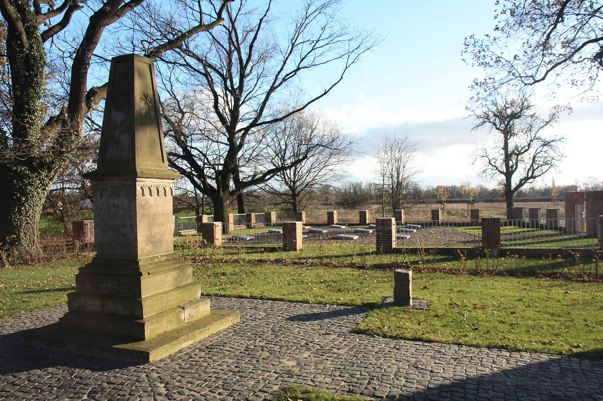 Photo showing: Sowjetischer Ehrenfriedhof neben dem Ehrenfriedhof für die preußischen und russischen Gefallenen der Befreiungskriege 1812/13