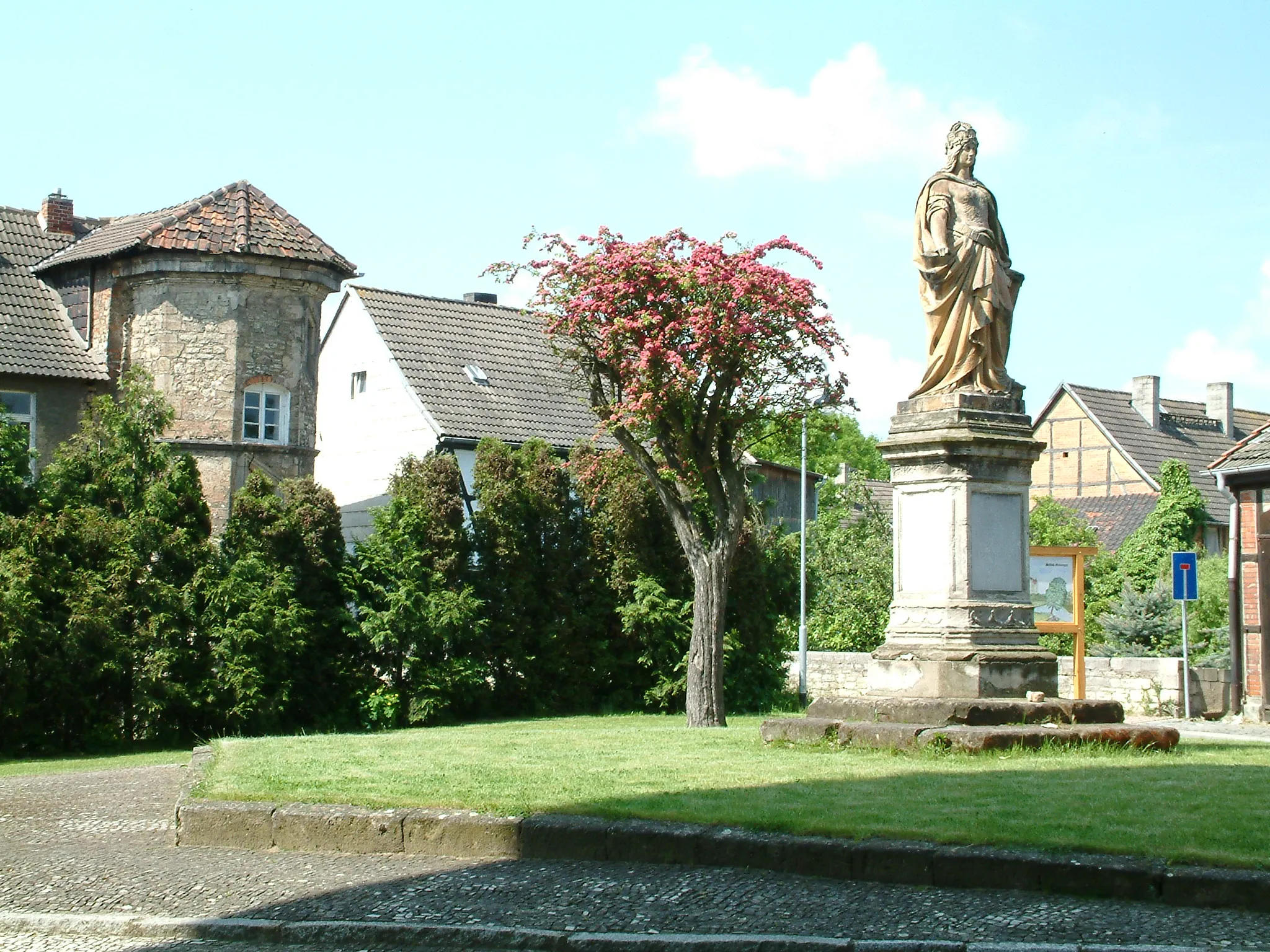 Photo showing: Germania-Denkmal mit dem 1473 erbauten Brückentorhaus des ehemaligen Residenz,- u. Renaissanceschlosses Gröningen