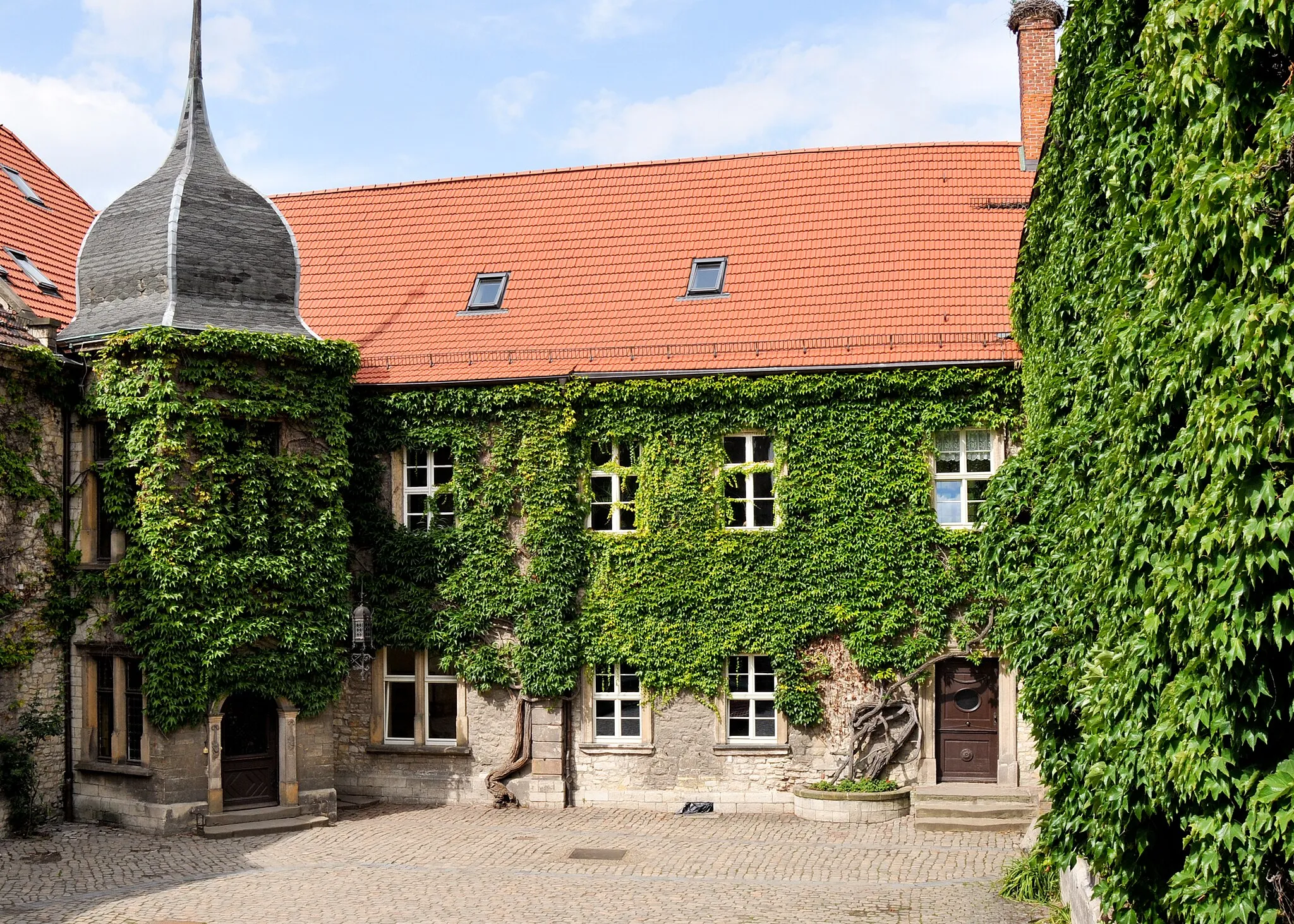 Photo showing: Zu sehen ist der Innenhof des ehemaligen Klosters, welcher heute den Schülerinnen und Schülern der Internatsschule Hadmersleben als Schulhof dient.